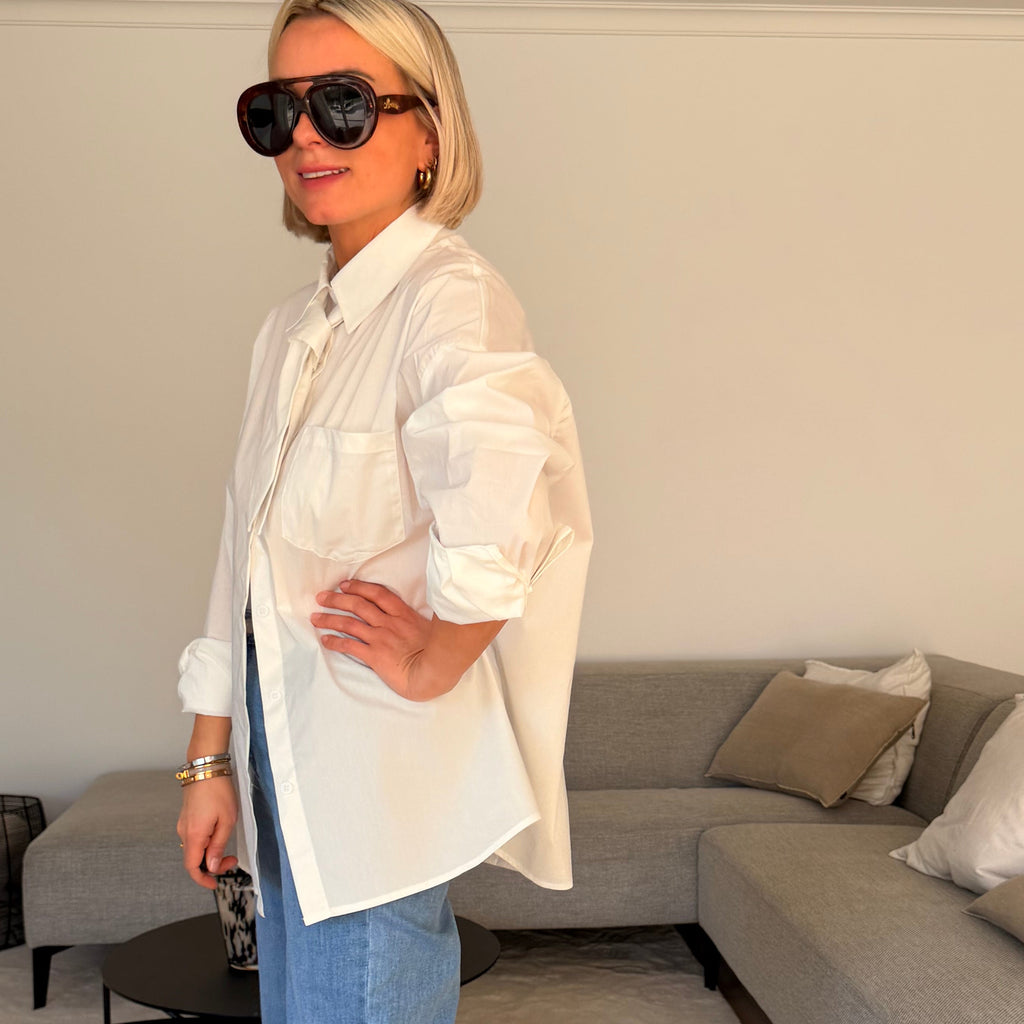 Chemise blanche oversize avec lien à nouer façon cravate. Chic, moderne et parfaite pour un look élégant et tendance.