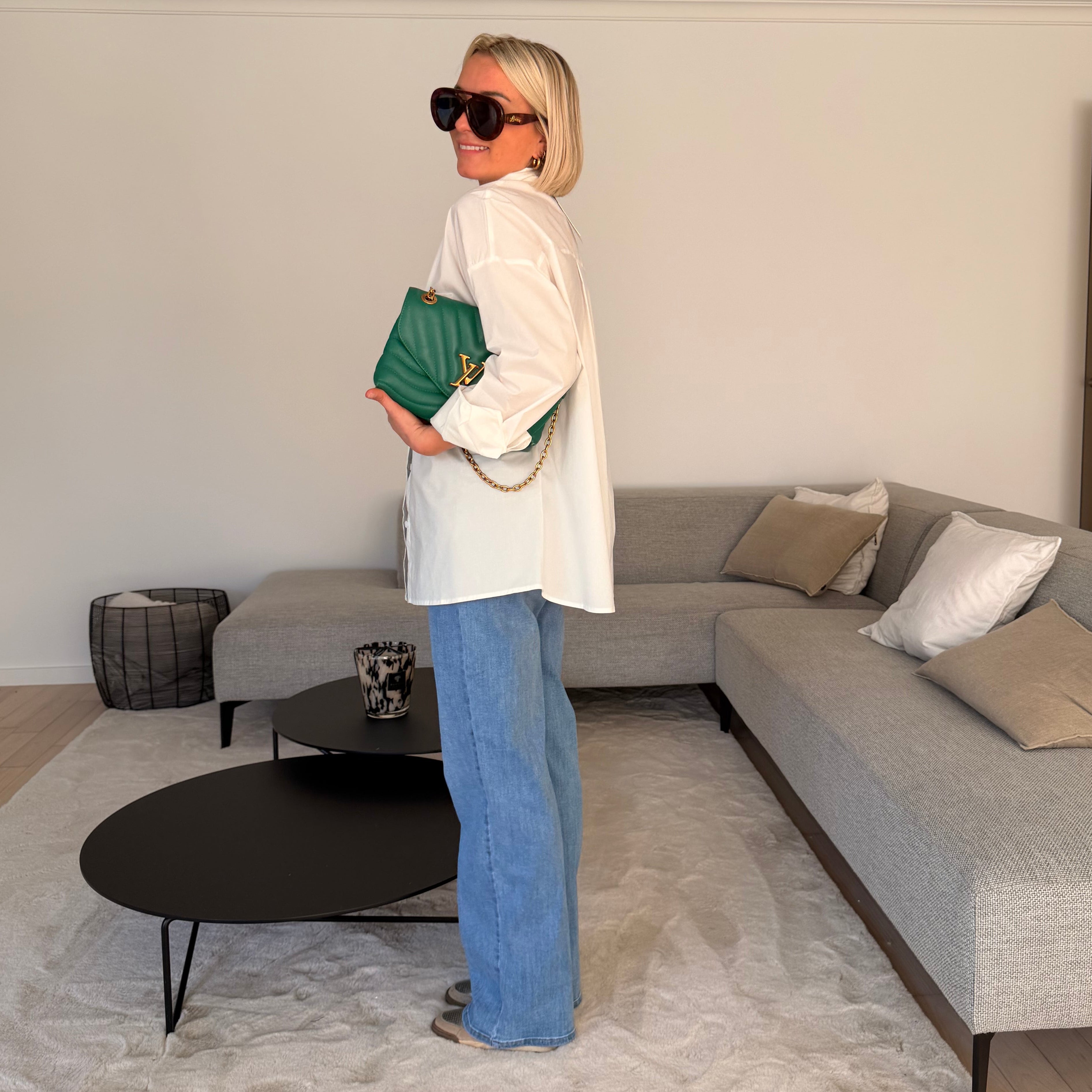 Chemise blanche oversize avec lien à nouer façon cravate. Chic, moderne et parfaite pour un look élégant et tendance.