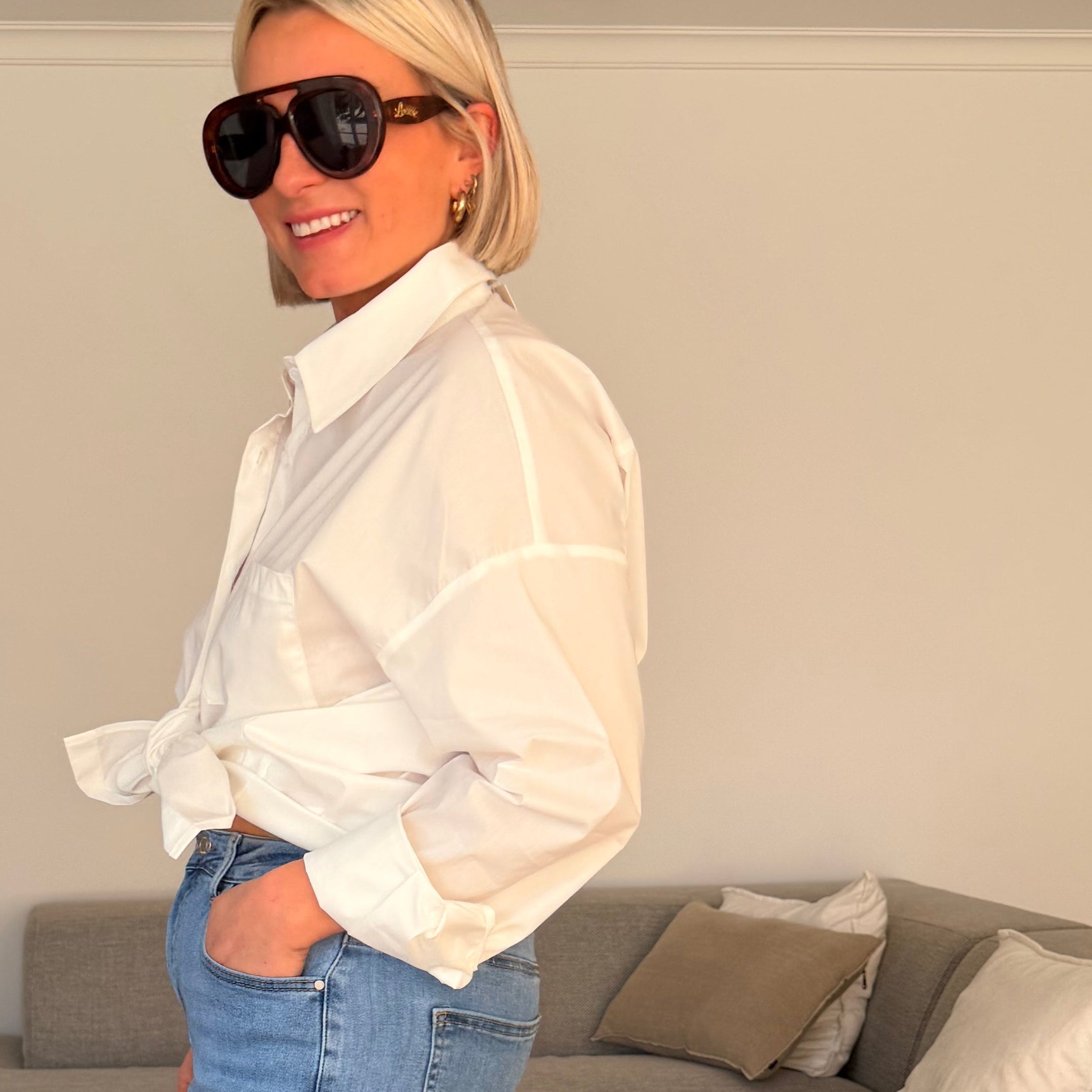 Chemise blanche oversize avec lien à nouer façon cravate. Chic, moderne et parfaite pour un look élégant et tendance.