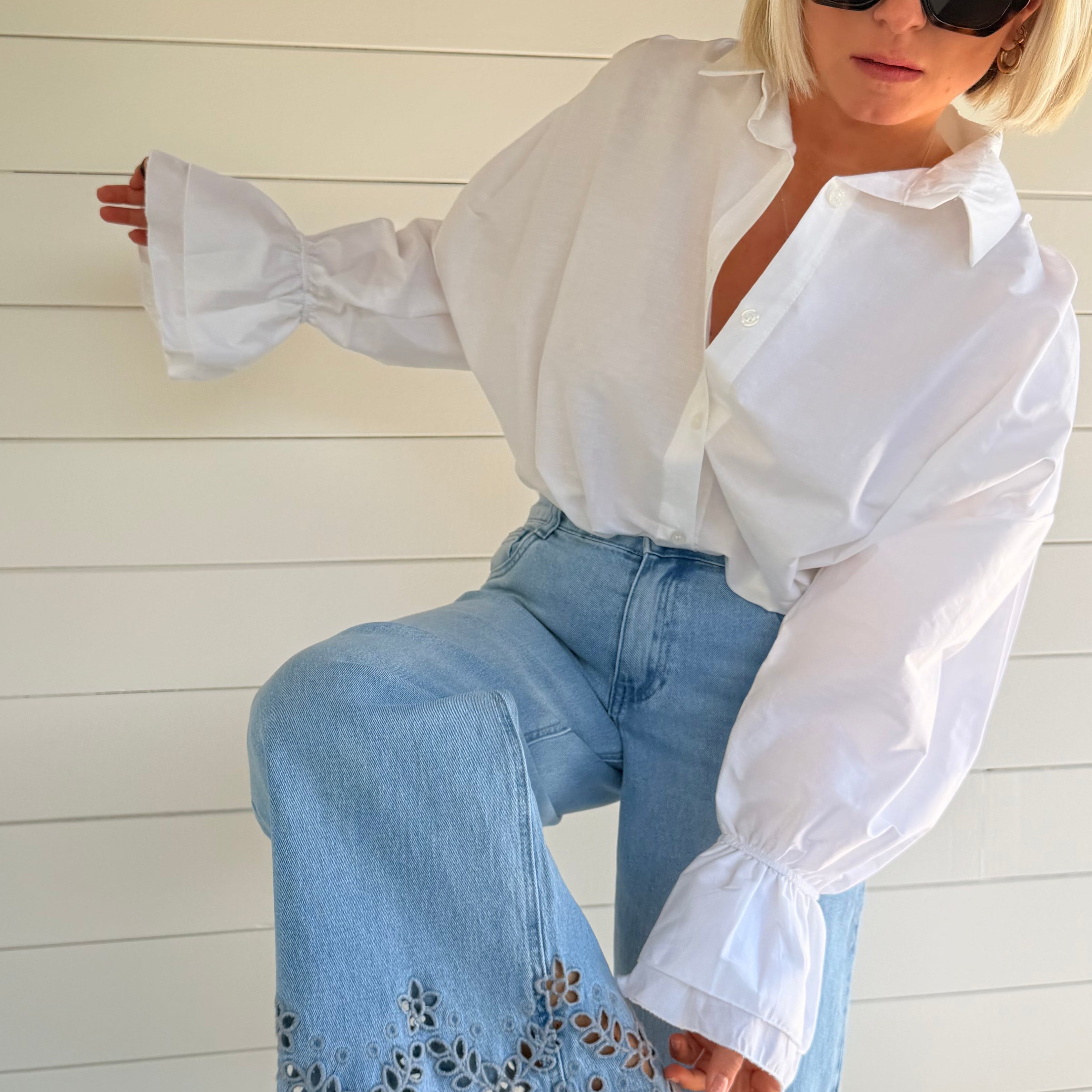 Chemise blanche oversize à manches volumineuses portée avec jean large – look chic minimaliste femme