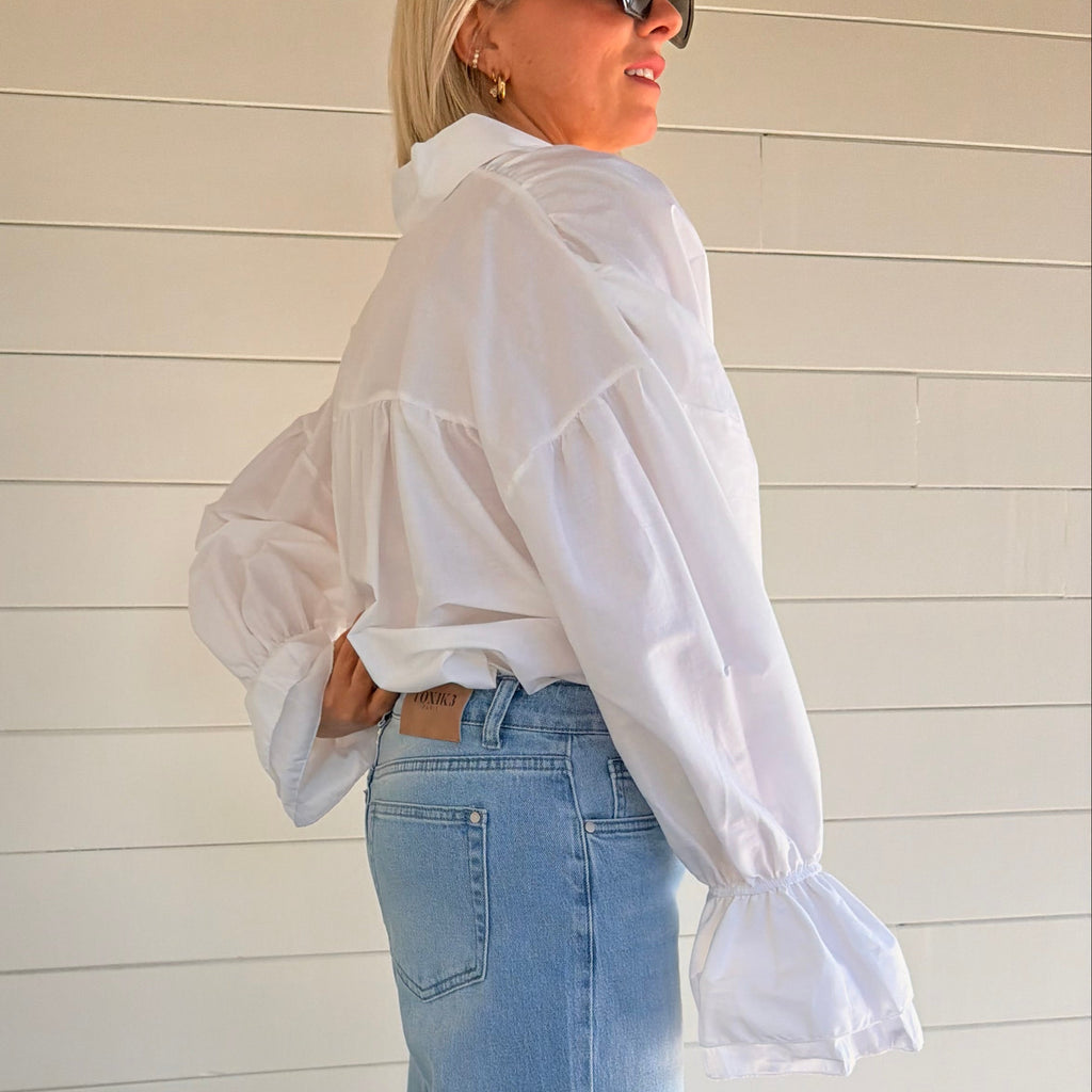 Chemise blanche oversize à manches volumineuses portée avec jean large – look chic minimaliste femme