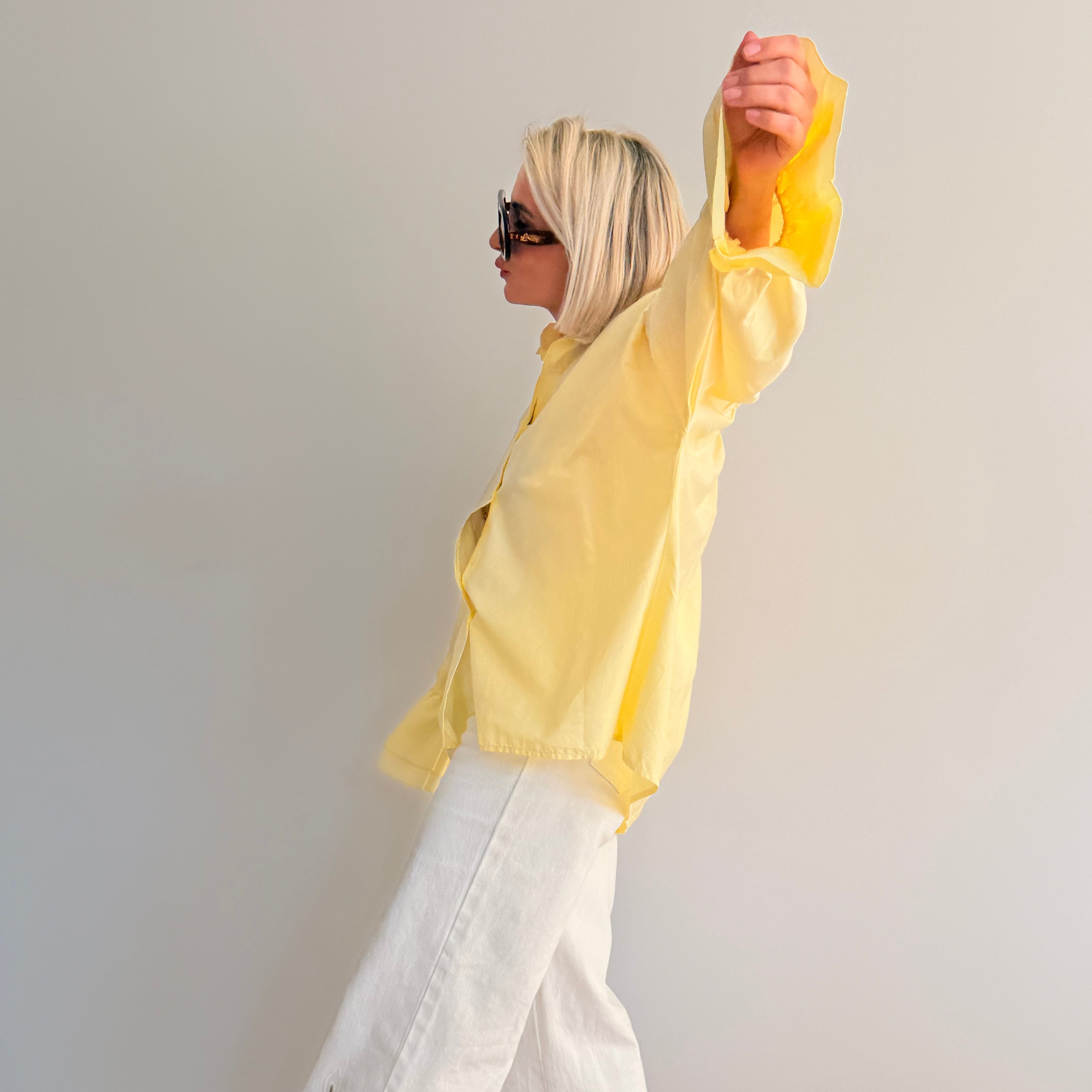 Chemise jaune pastel oversize à manches volumineuses portée avec jean large – look chic minimaliste femme