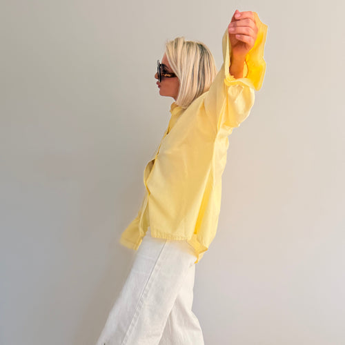 Chemise jaune pastel oversize à manches volumineuses portée avec jean large – look chic minimaliste femme