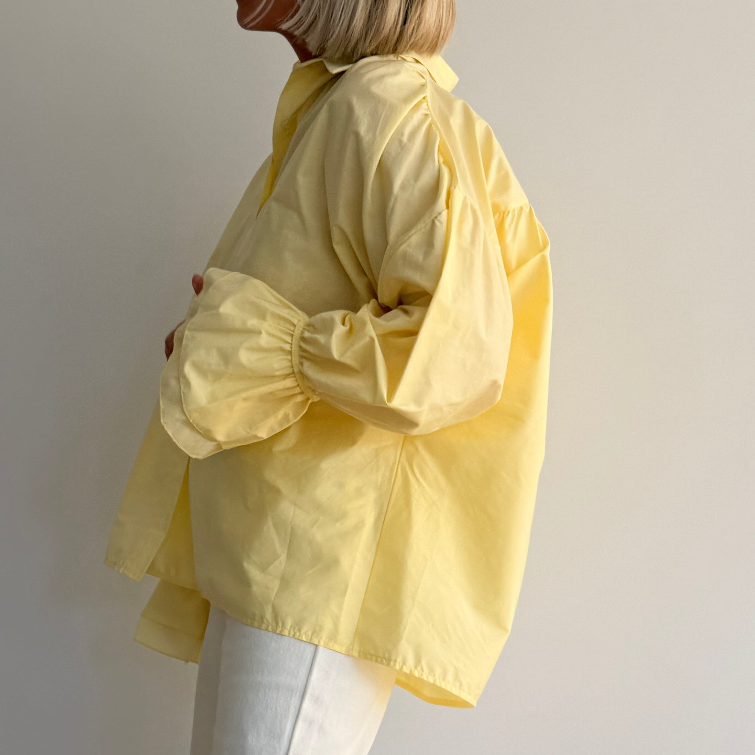 Chemise jaune pastel oversize à manches volumineuses portée avec jean large – look chic minimaliste femme