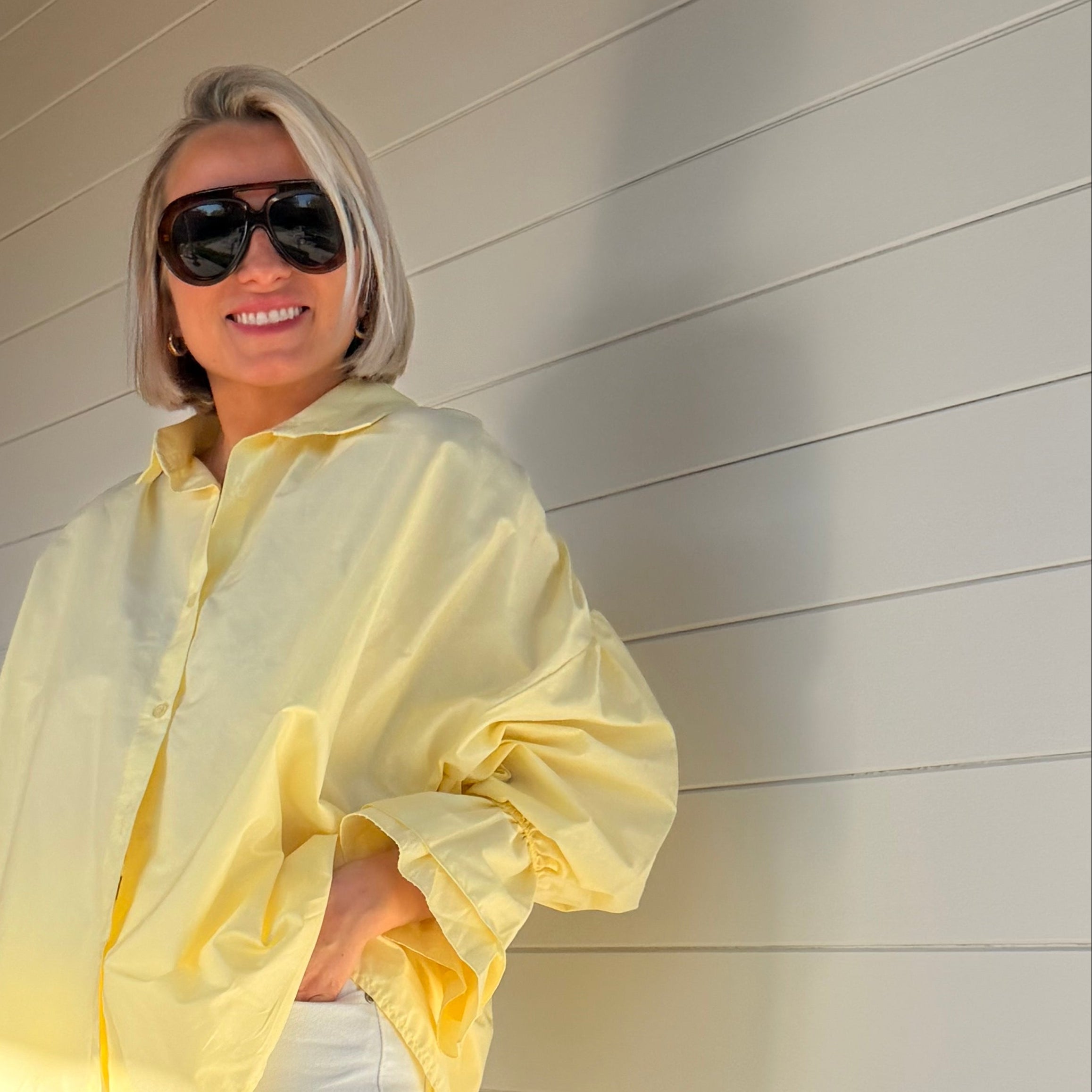 Chemise jaune pastel oversize à manches volumineuses portée avec jean large – look chic minimaliste femme