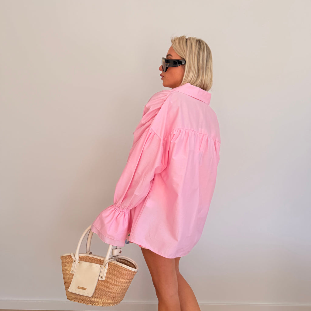 Chemise rose pastel oversize à manches volumineuses portée avec jean large – look chic minimaliste femme