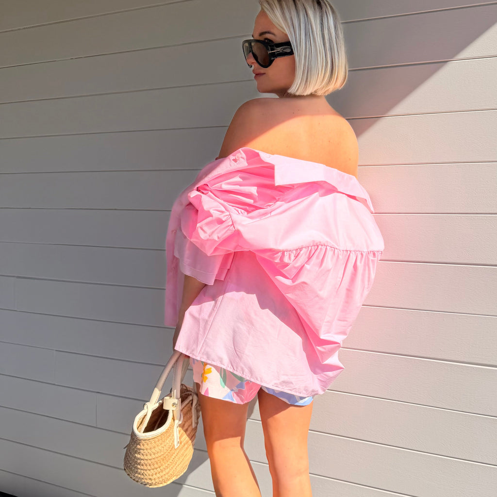 Chemise rose pastel oversize à manches volumineuses portée avec jean large – look chic minimaliste femme