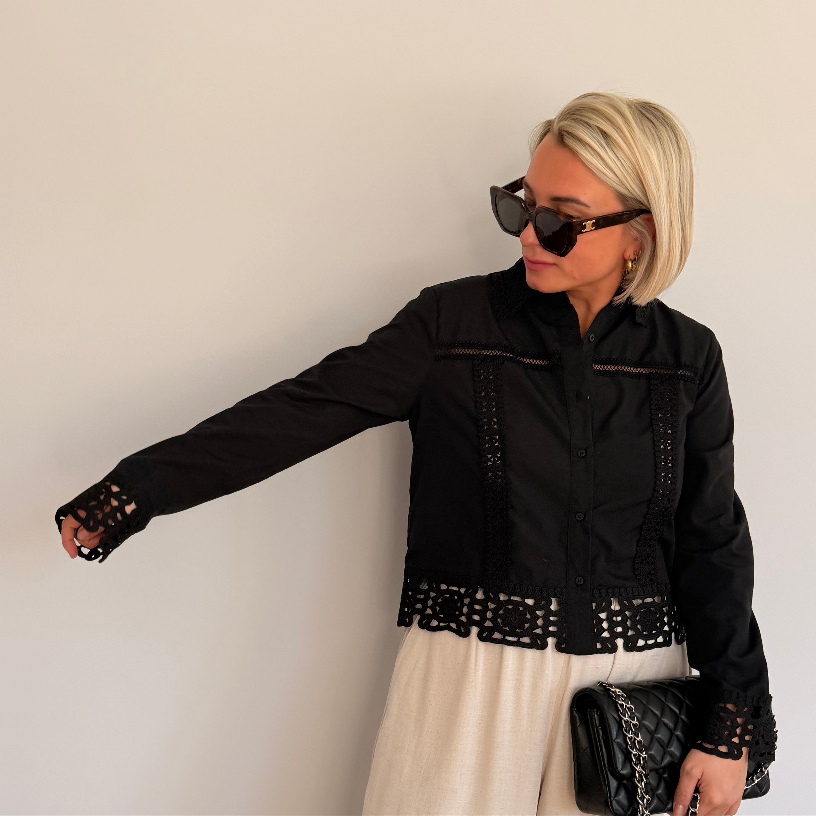 Chemisier noir avec détails ajourés et finitions dentelle. Élégant, féminin et parfait pour un look chic.