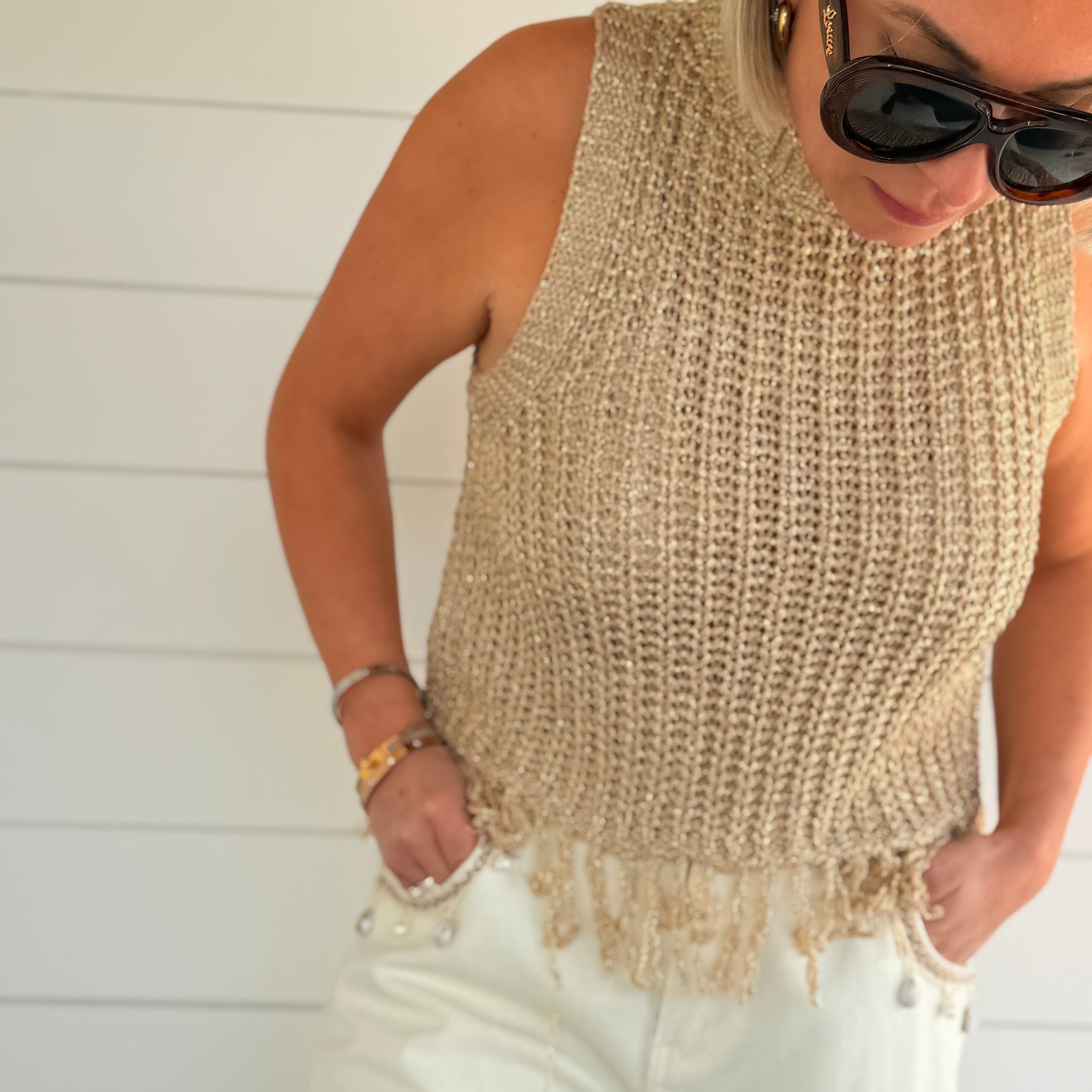 Top beige en maille sans manches avec franges. Léger, bohème et parfait pour un look estival chic.