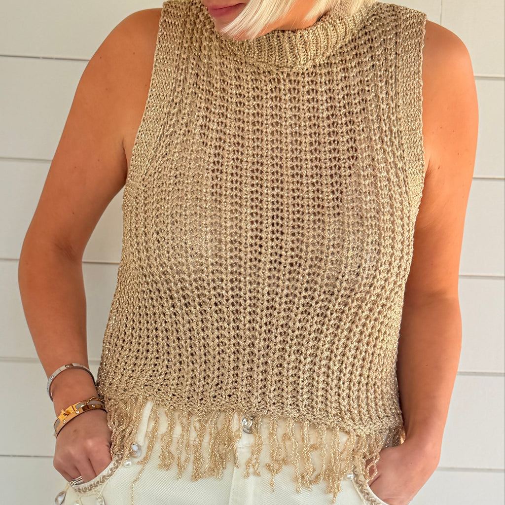 Top beige en maille sans manches avec franges. Léger, bohème et parfait pour un look estival chic.