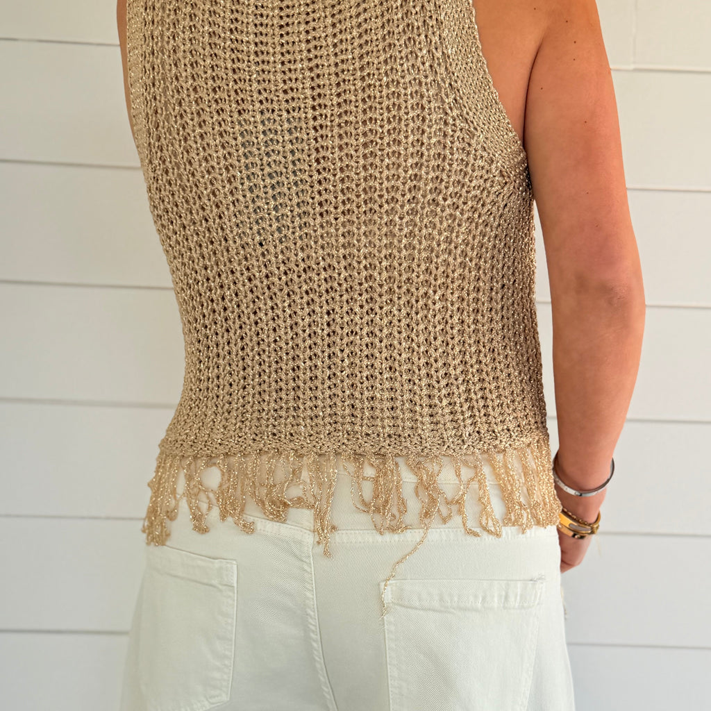 Top beige en maille sans manches avec franges. Léger, bohème et parfait pour un look estival chic.