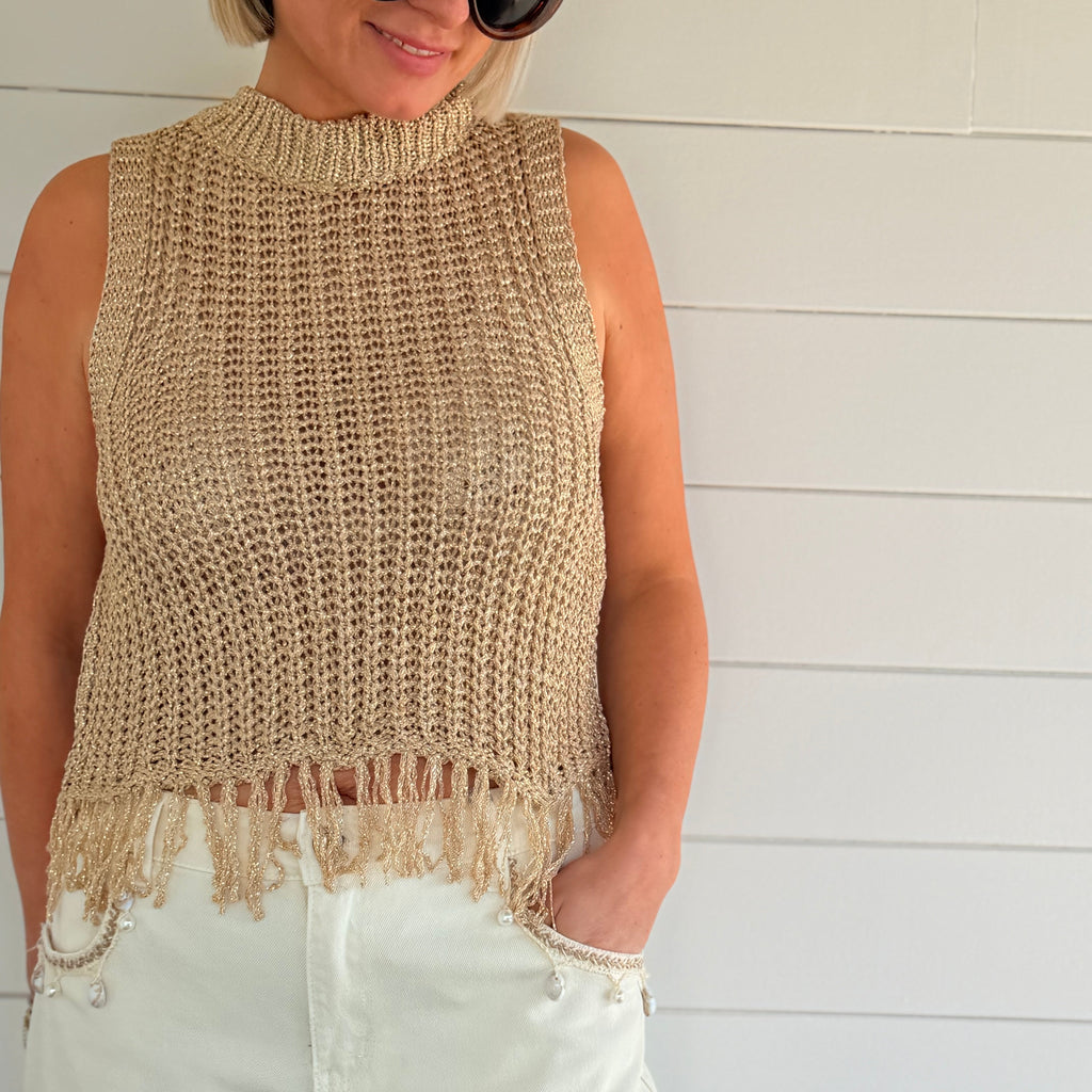 Top beige en maille sans manches avec franges. Léger, bohème et parfait pour un look estival chic.