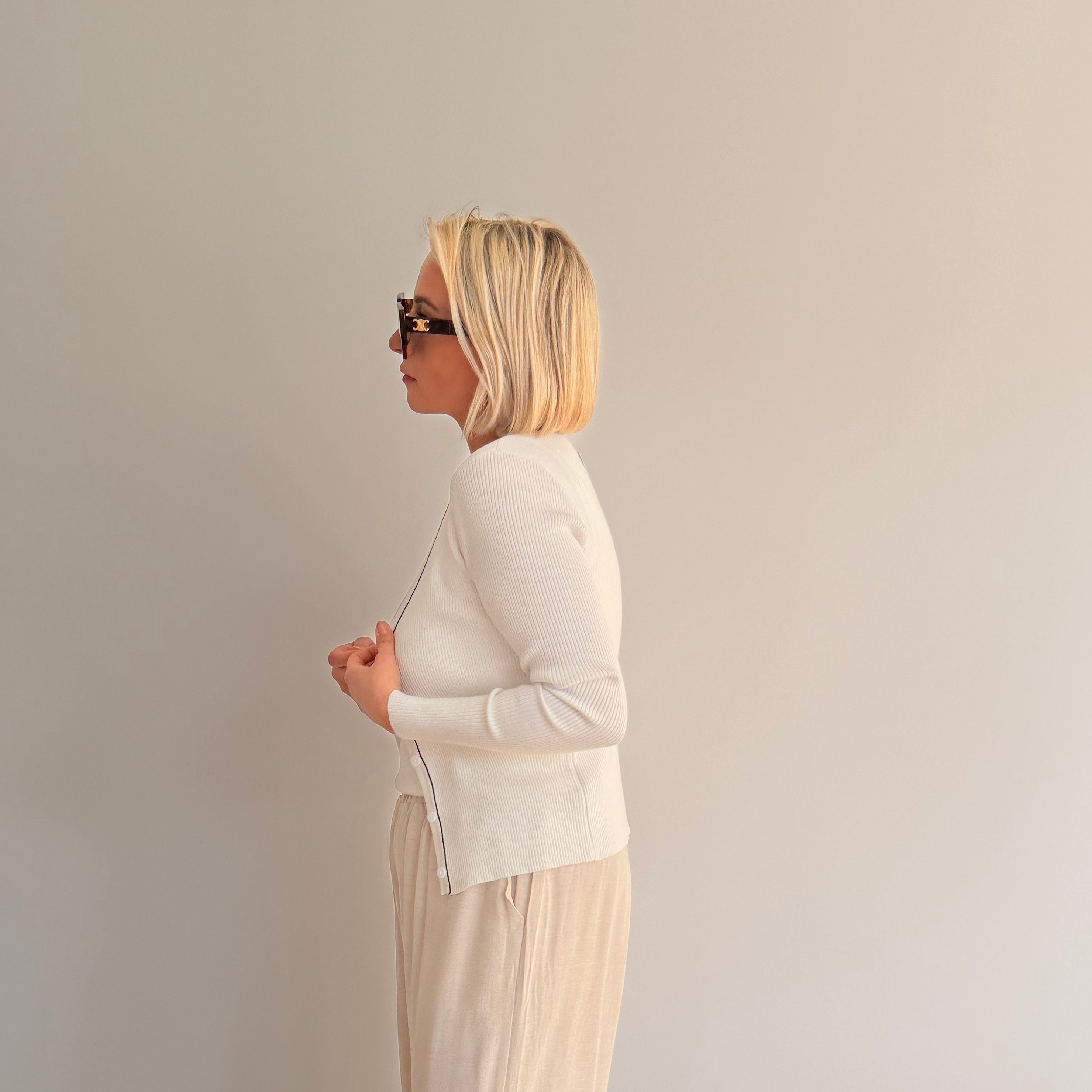 Ensemble femme chic – ensemble gilet et débardeur – ensemble blanc élégant – ensemble deux pièces femme – tenue minimaliste chic – ensemble été femme – look élégant femme
