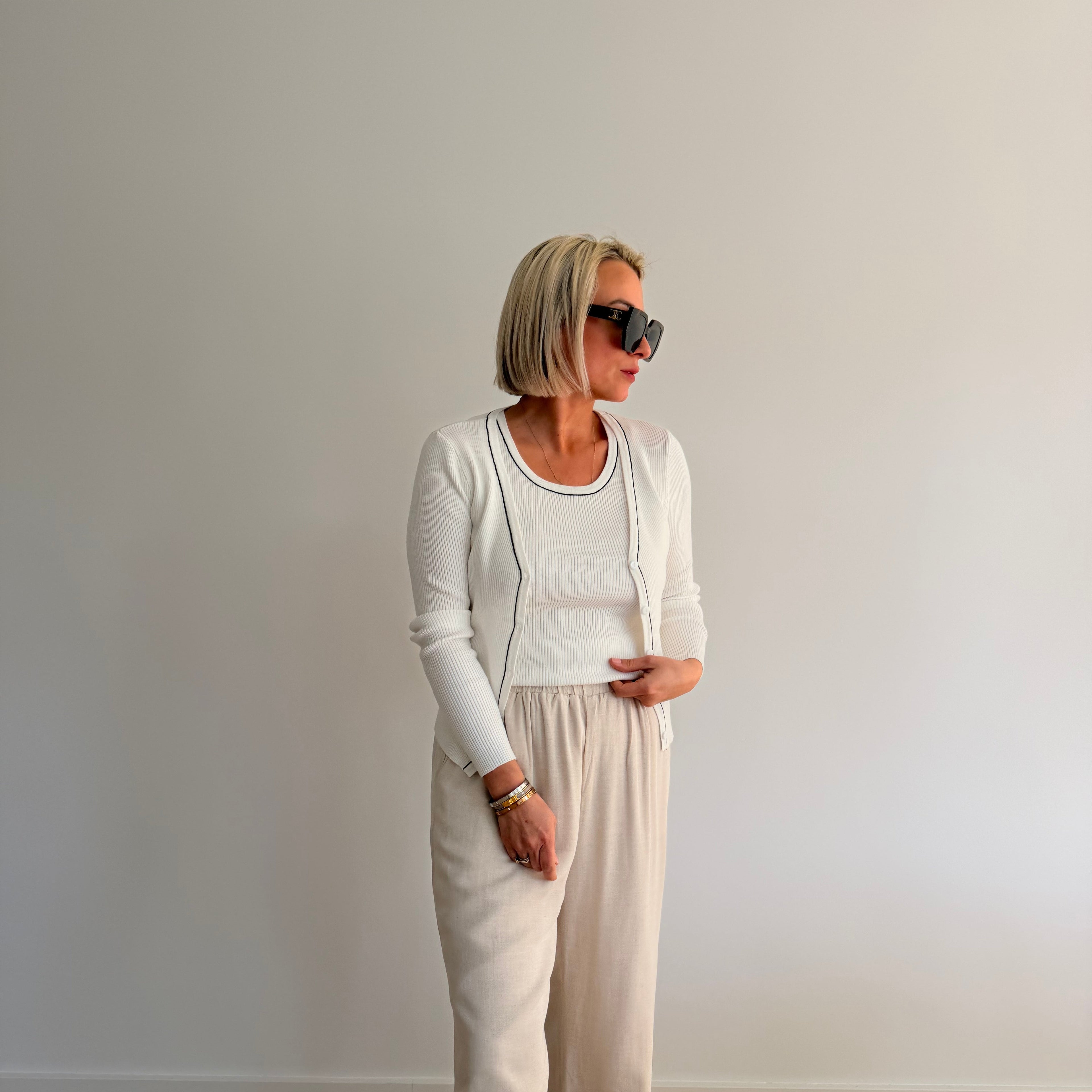 Ensemble femme chic – ensemble gilet et débardeur – ensemble blanc élégant – ensemble deux pièces femme – tenue minimaliste chic – ensemble été femme – look élégant femme