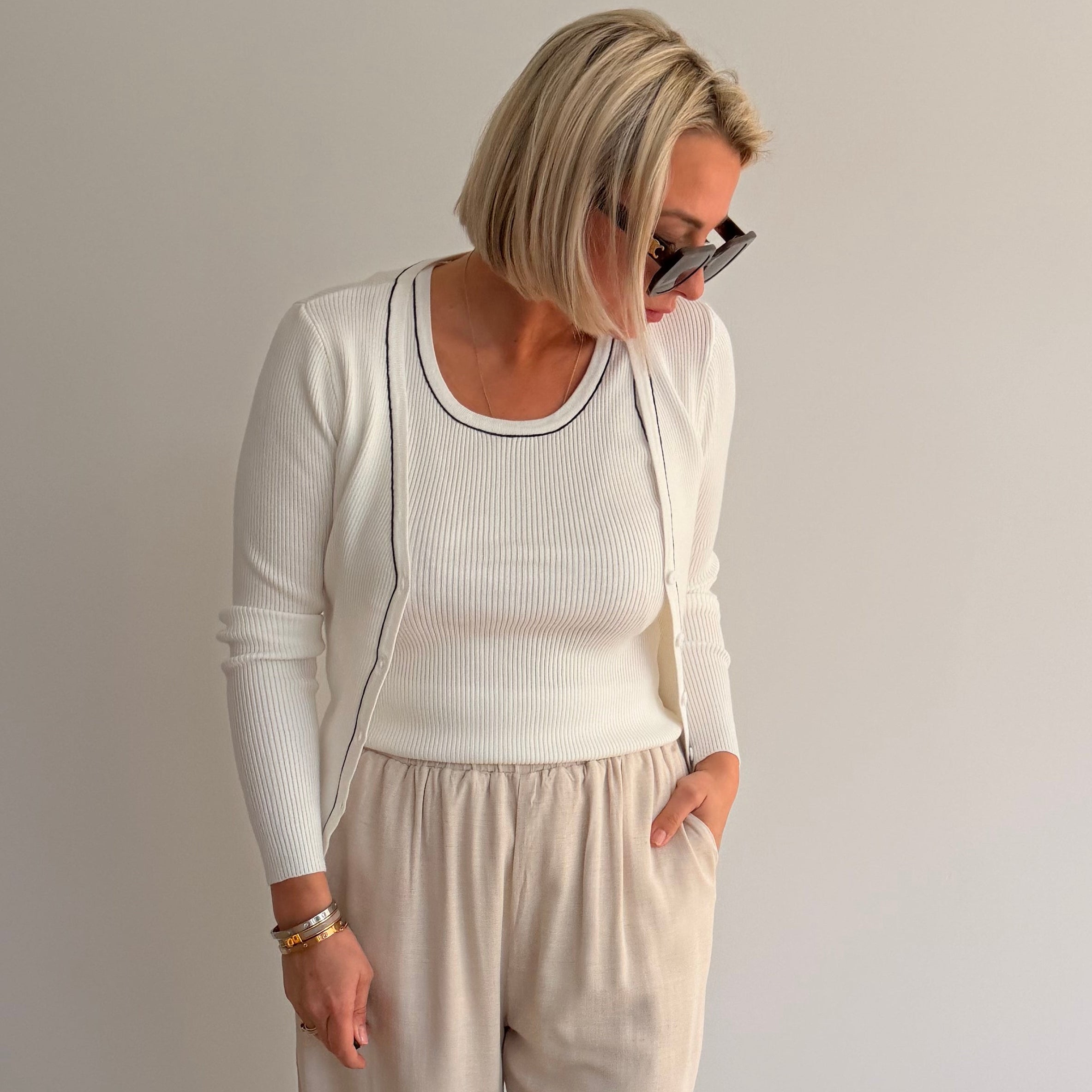 Ensemble femme chic – ensemble gilet et débardeur – ensemble blanc élégant – ensemble deux pièces femme – tenue minimaliste chic – ensemble été femme – look élégant femme
