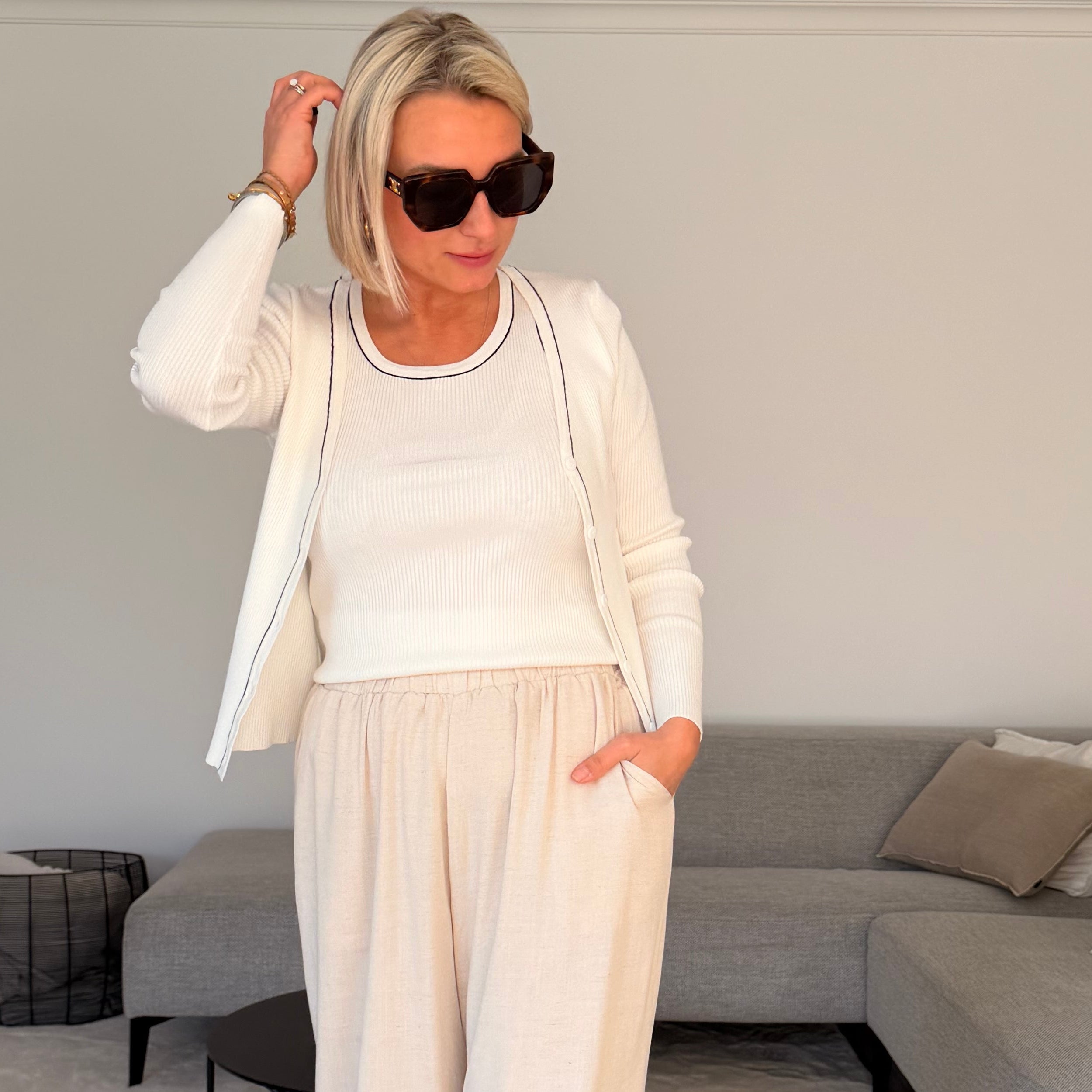 Ensemble femme chic – ensemble gilet et débardeur – ensemble blanc élégant – ensemble deux pièces femme – tenue minimaliste chic – ensemble été femme – look élégant femme