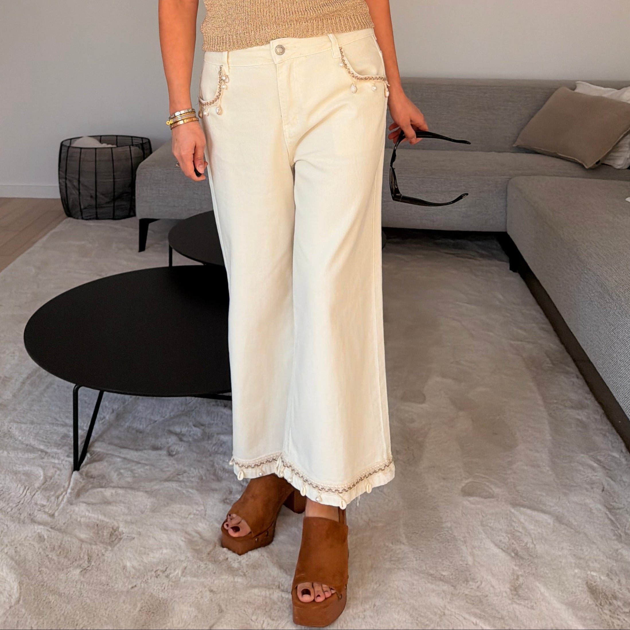 Jean écru taille haute coupe large avec détails perles. Élégant, lumineux et parfait pour un look chic et moderne.