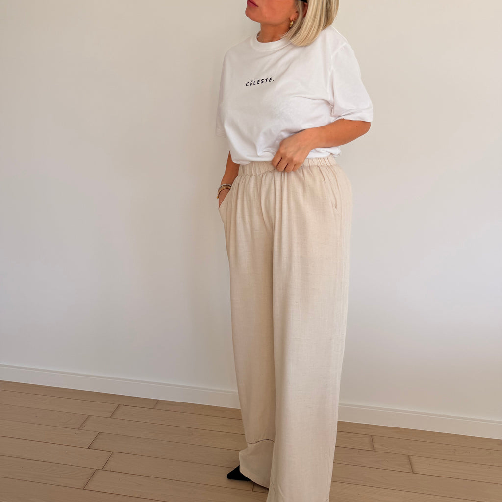 Pantalon beige fluide taille haute avec coupe large. Confortable, élégant et parfait pour un look chic et moderne.