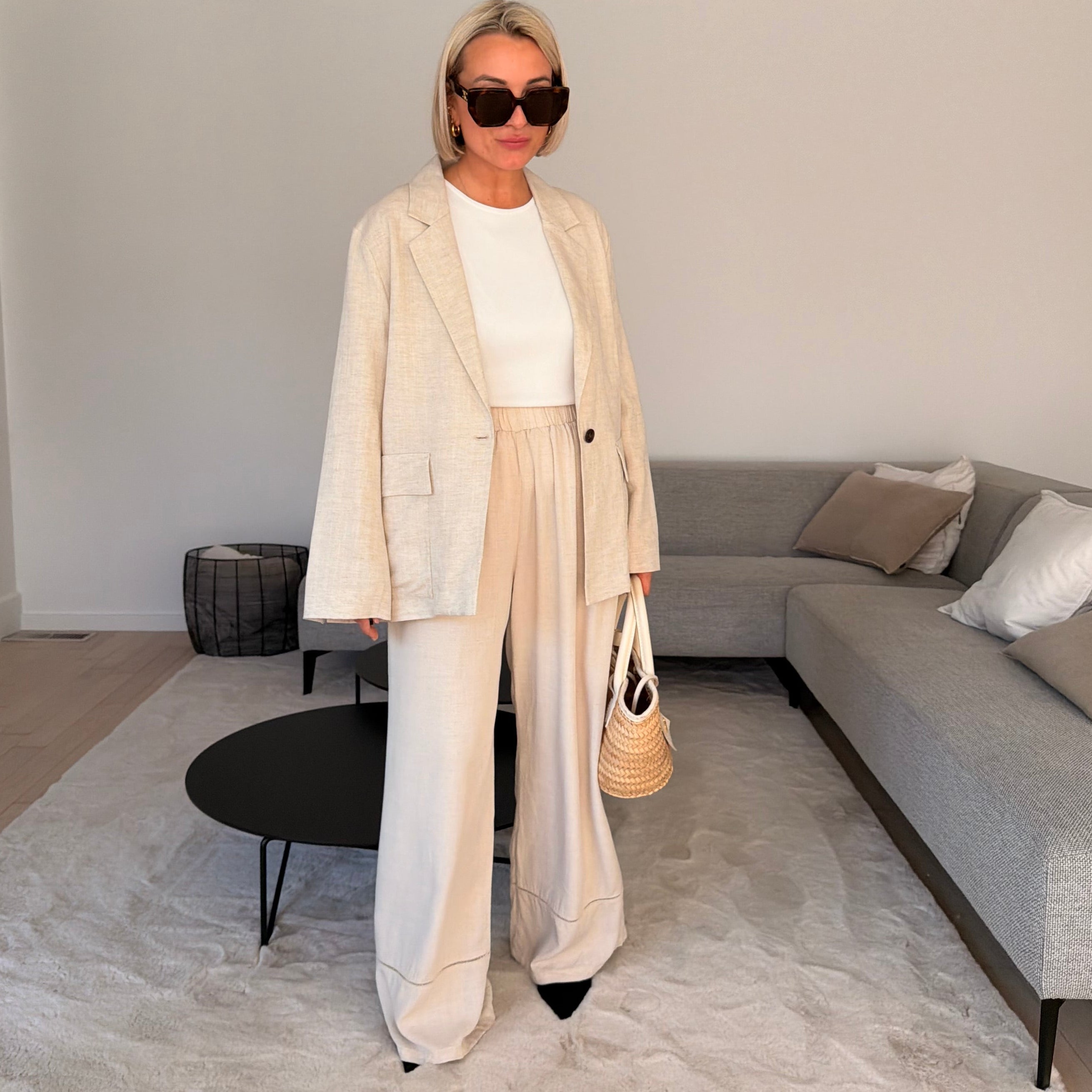 Pantalon beige fluide taille haute avec coupe large. Confortable, élégant et parfait pour un look chic et moderne.