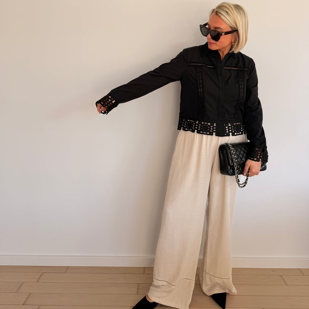 Pantalon beige fluide taille haute avec coupe large. Confortable, élégant et parfait pour un look chic et moderne.