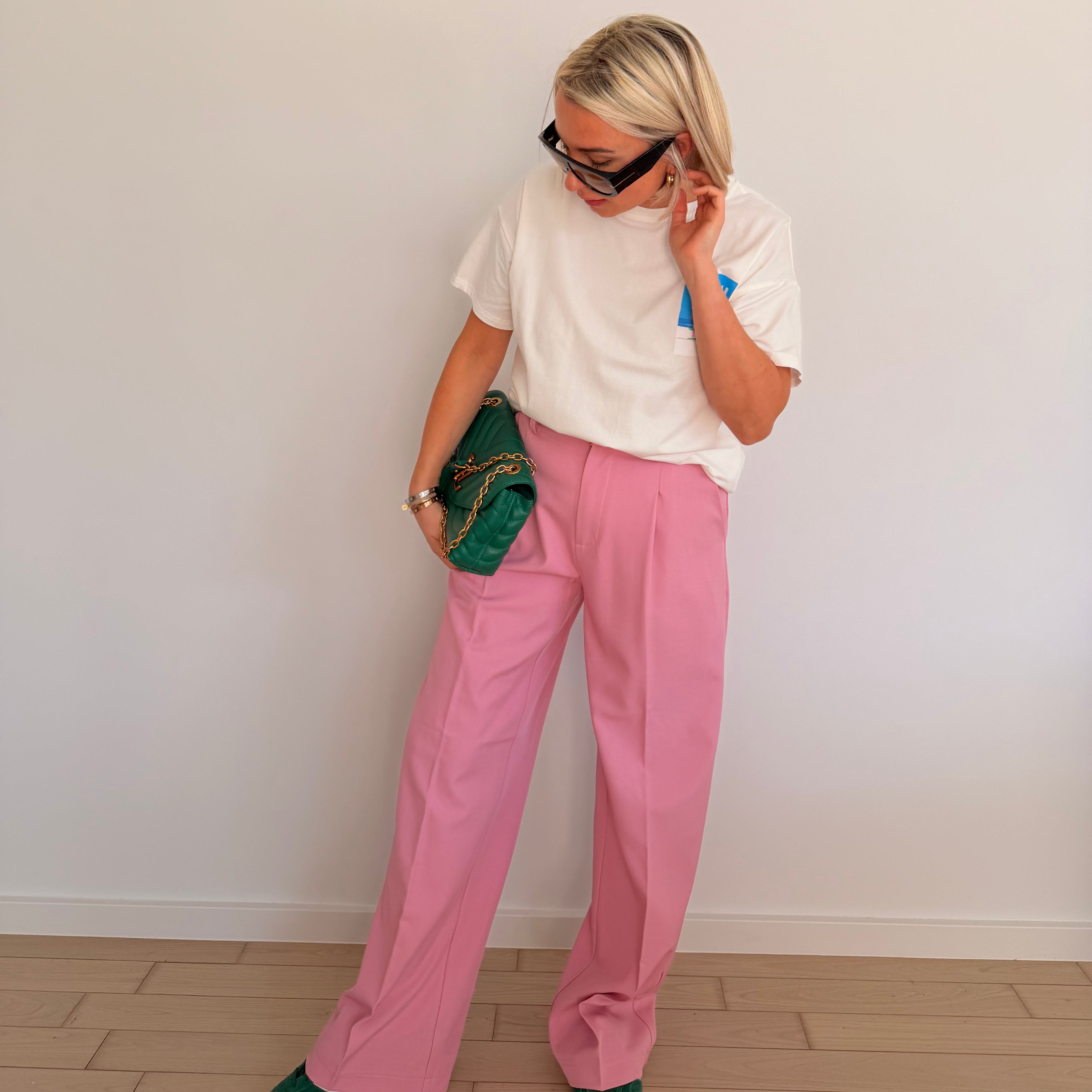 pantalon rose femme
pantalon taille haute femme
pantalon large femme
pantalon chic femme
pantalon tailleur femme
look casual chic femme
pantalon tendance 2026
pantalon élégant femme