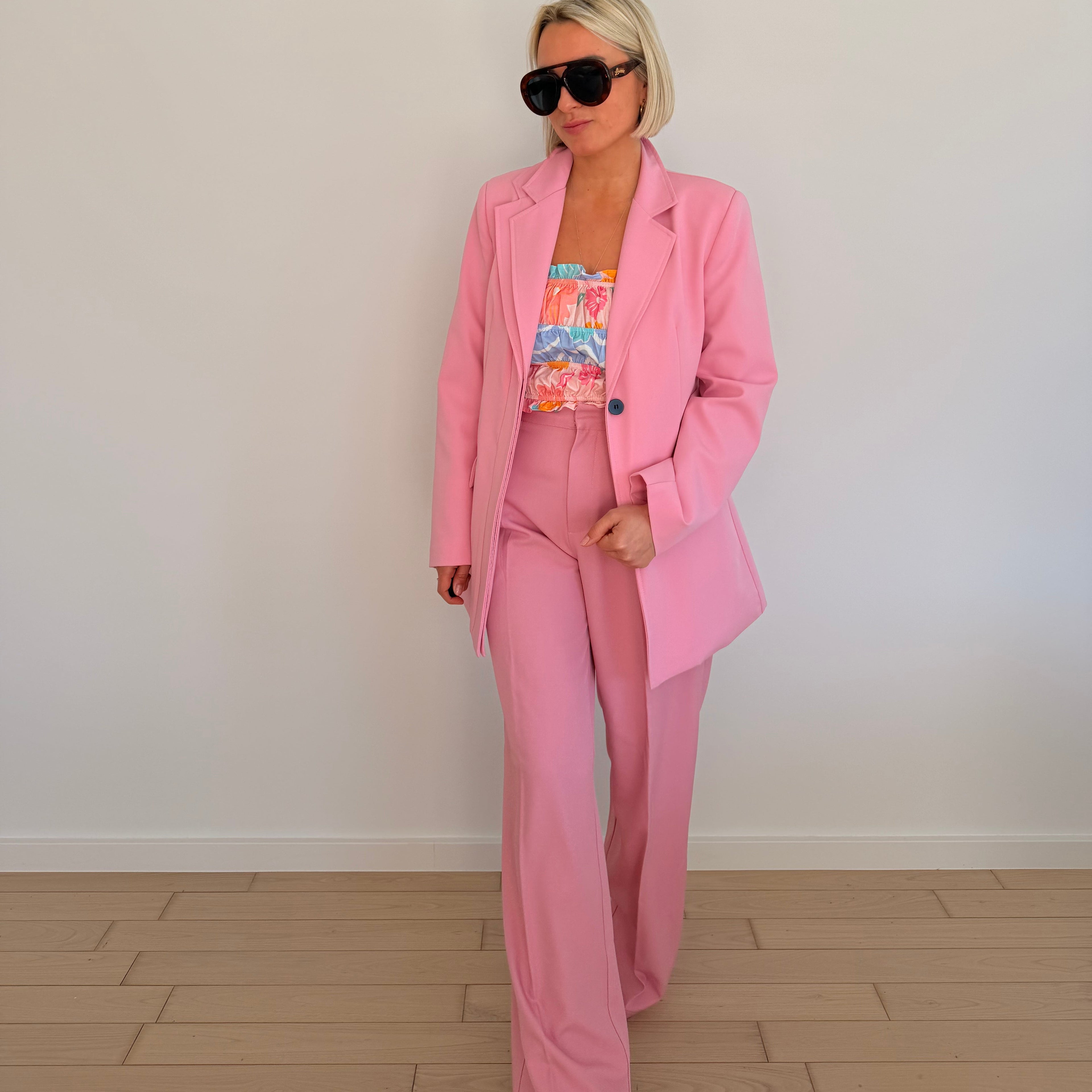 pantalon rose femme
pantalon taille haute femme
pantalon large femme
pantalon chic femme
pantalon tailleur femme
look casual chic femme
pantalon tendance 2026
pantalon élégant femme