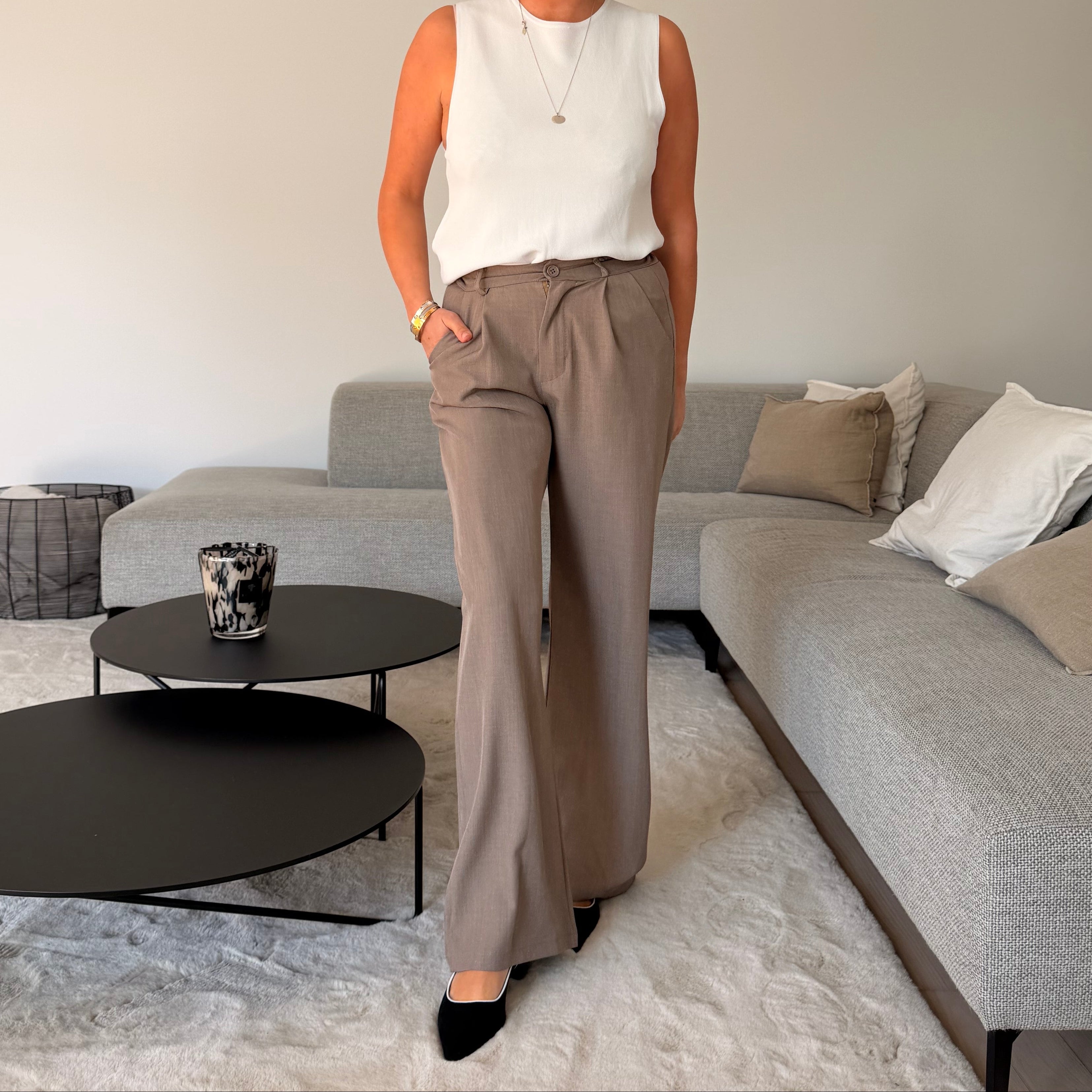 Pantalon tailleur taupe pour femme, coupe large et taille haute. Élégant, moderne et parfait en ensemble avec blazer.