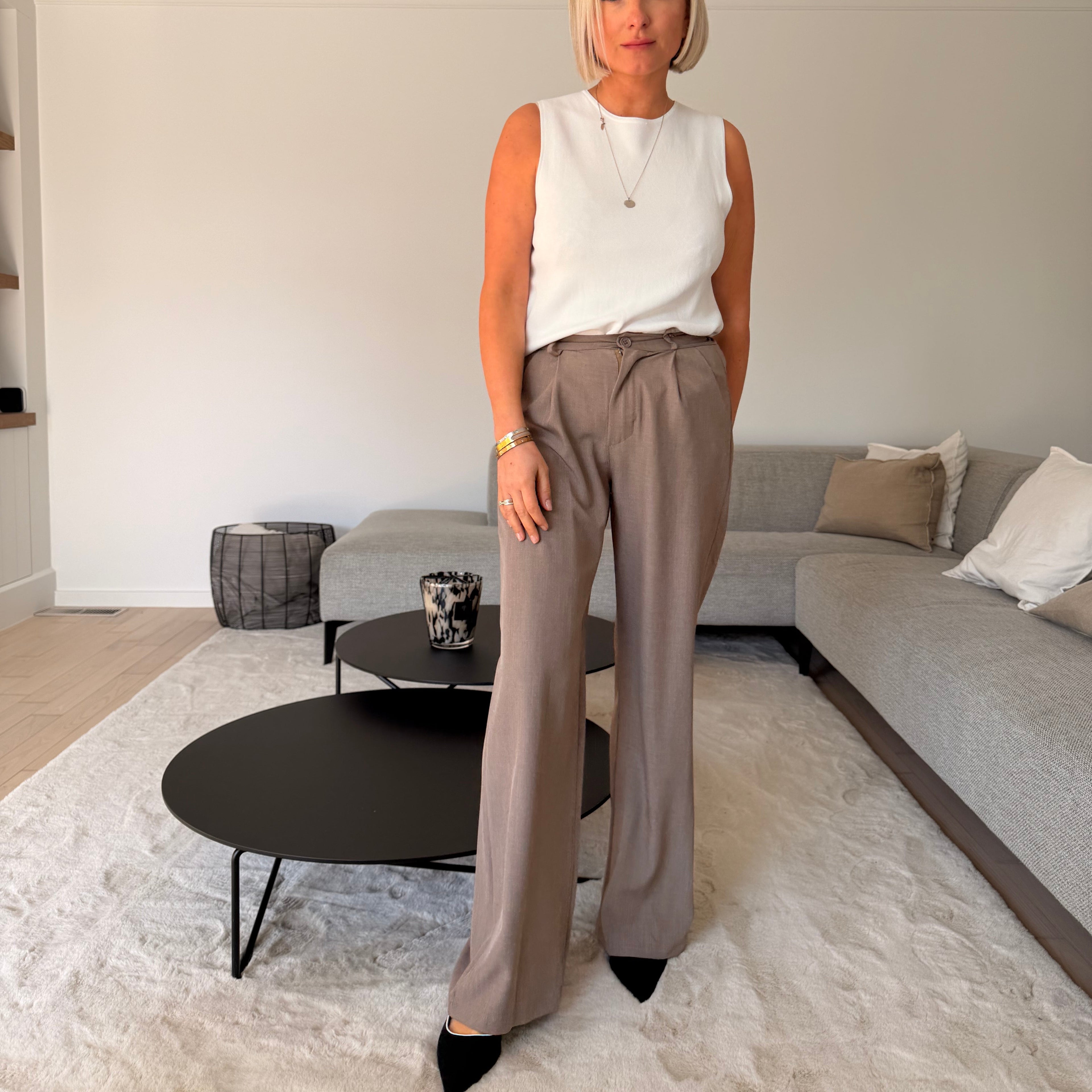 Pantalon tailleur taupe pour femme, coupe large et taille haute. Élégant, moderne et parfait en ensemble avec blazer.