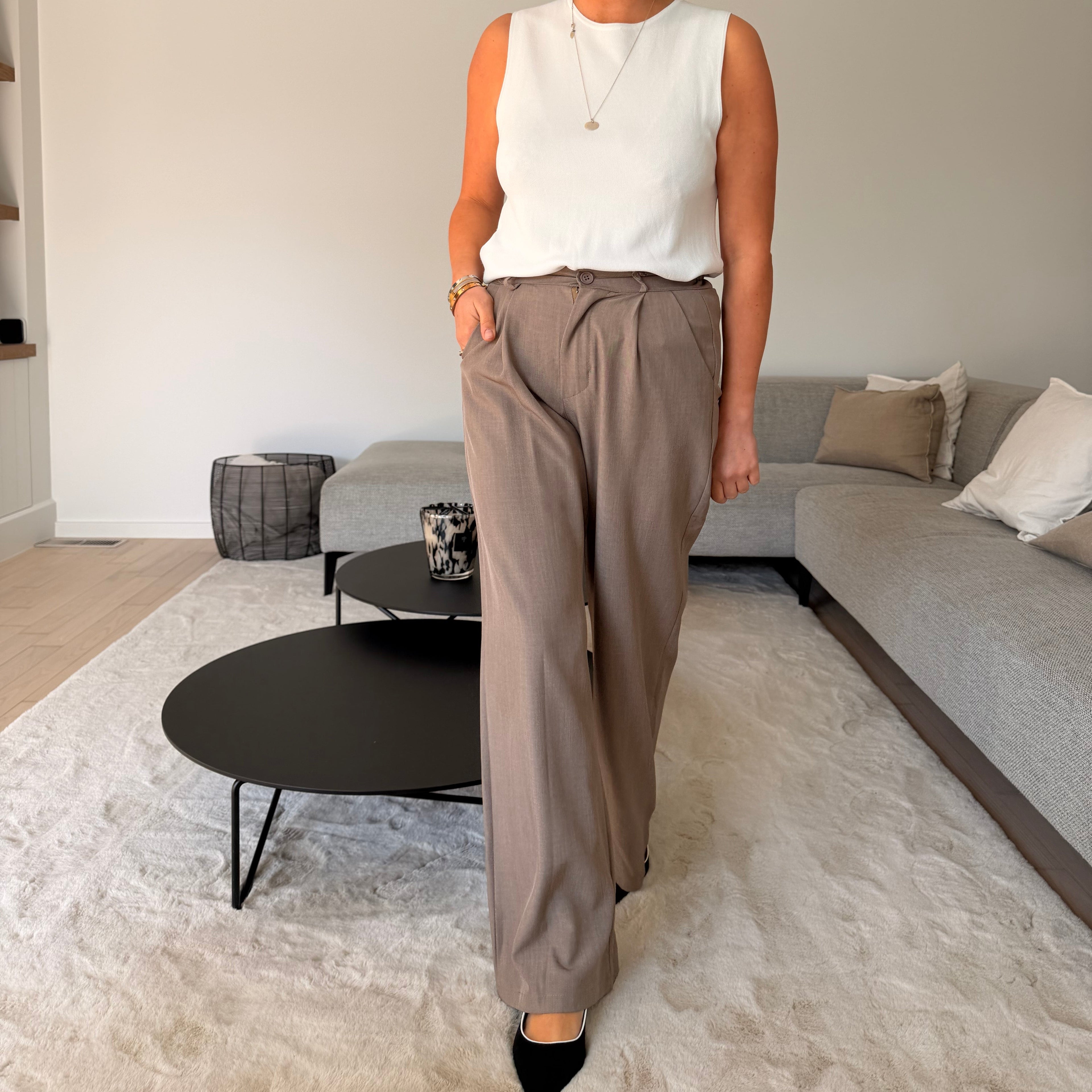 Pantalon tailleur taupe pour femme, coupe large et taille haute. Élégant, moderne et parfait en ensemble avec blazer.