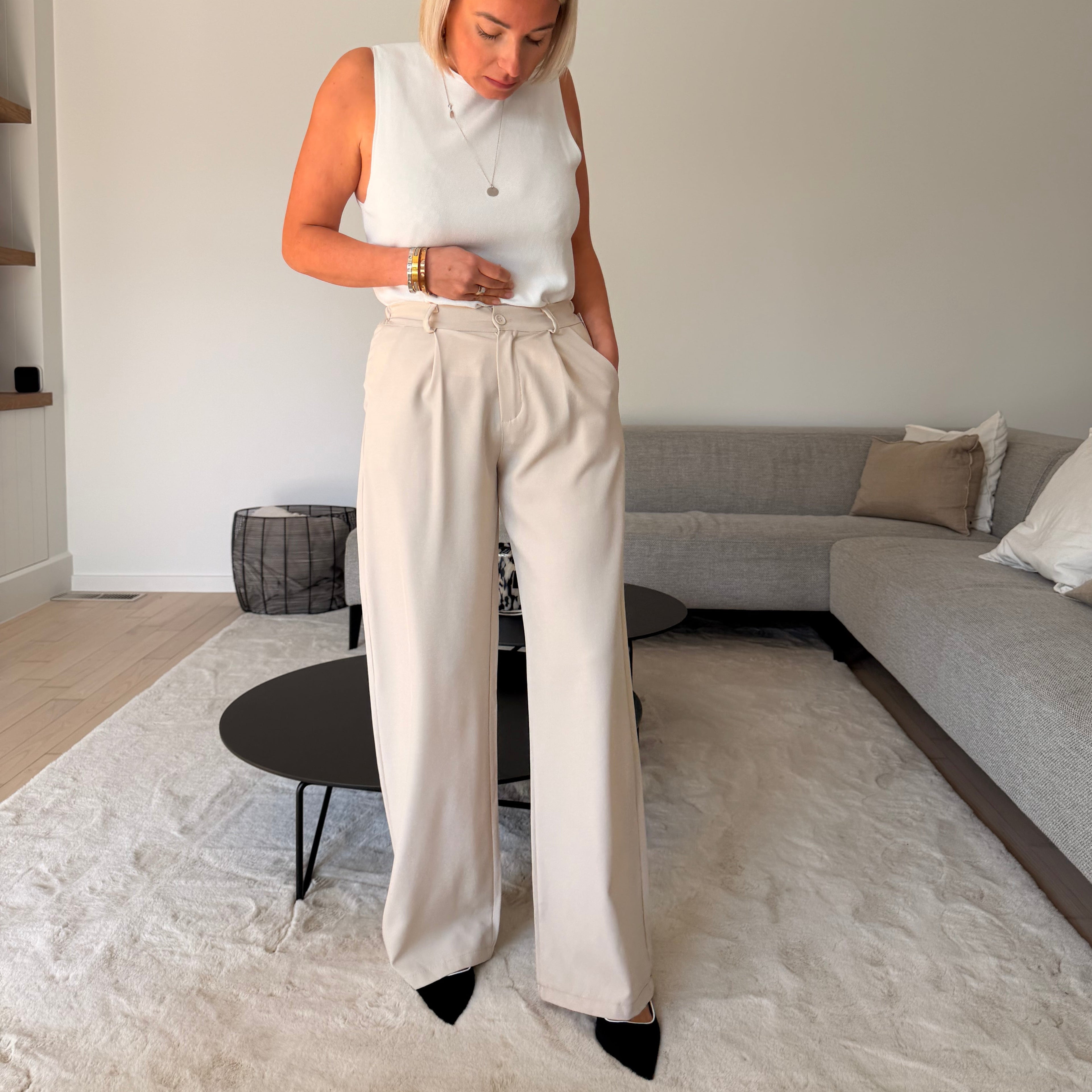 Pantalon tailleur beige pour femme, coupe large et taille haute. Élégant, lumineux et parfait pour un look chic.