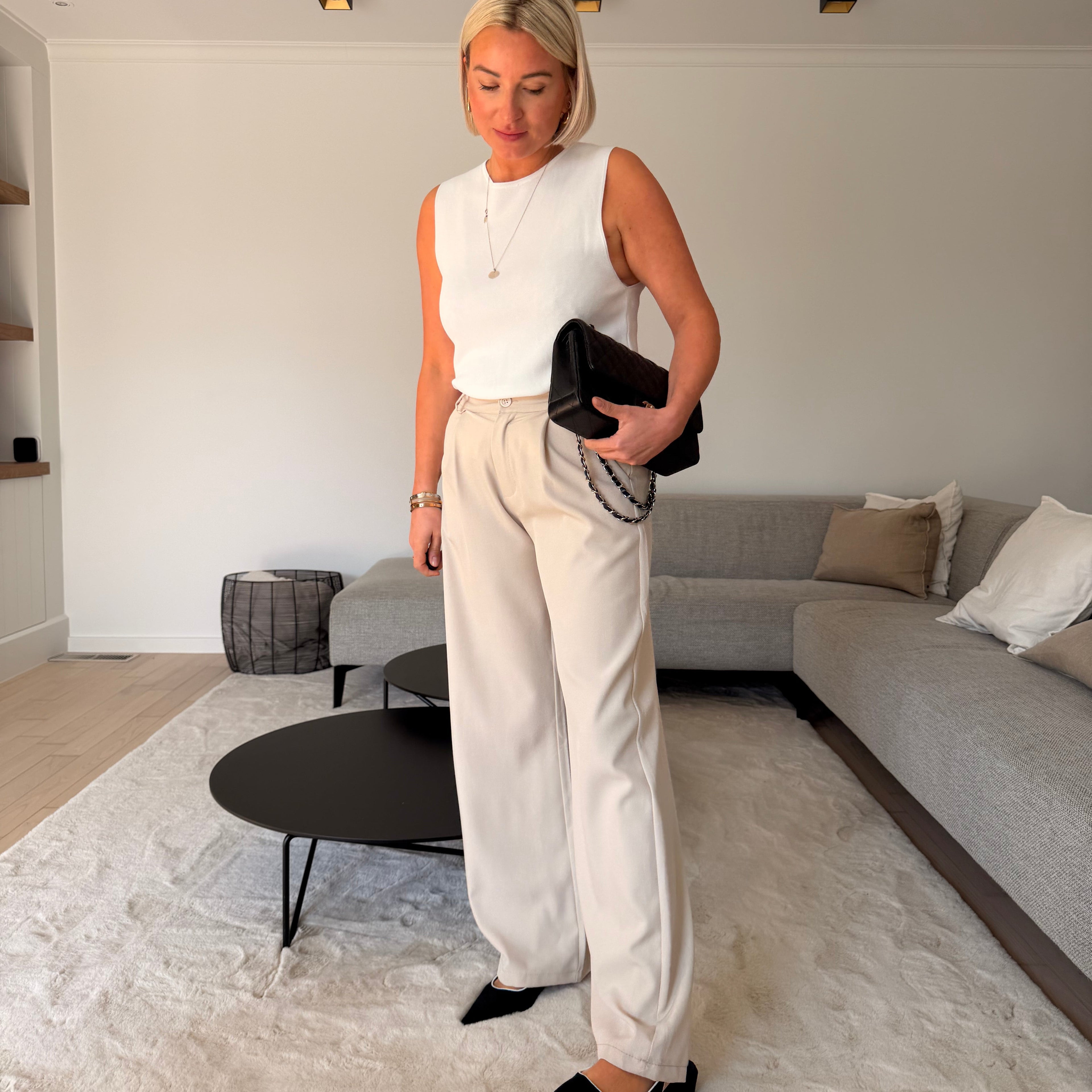 Pantalon tailleur beige pour femme, coupe large et taille haute. Élégant, lumineux et parfait pour un look chic.