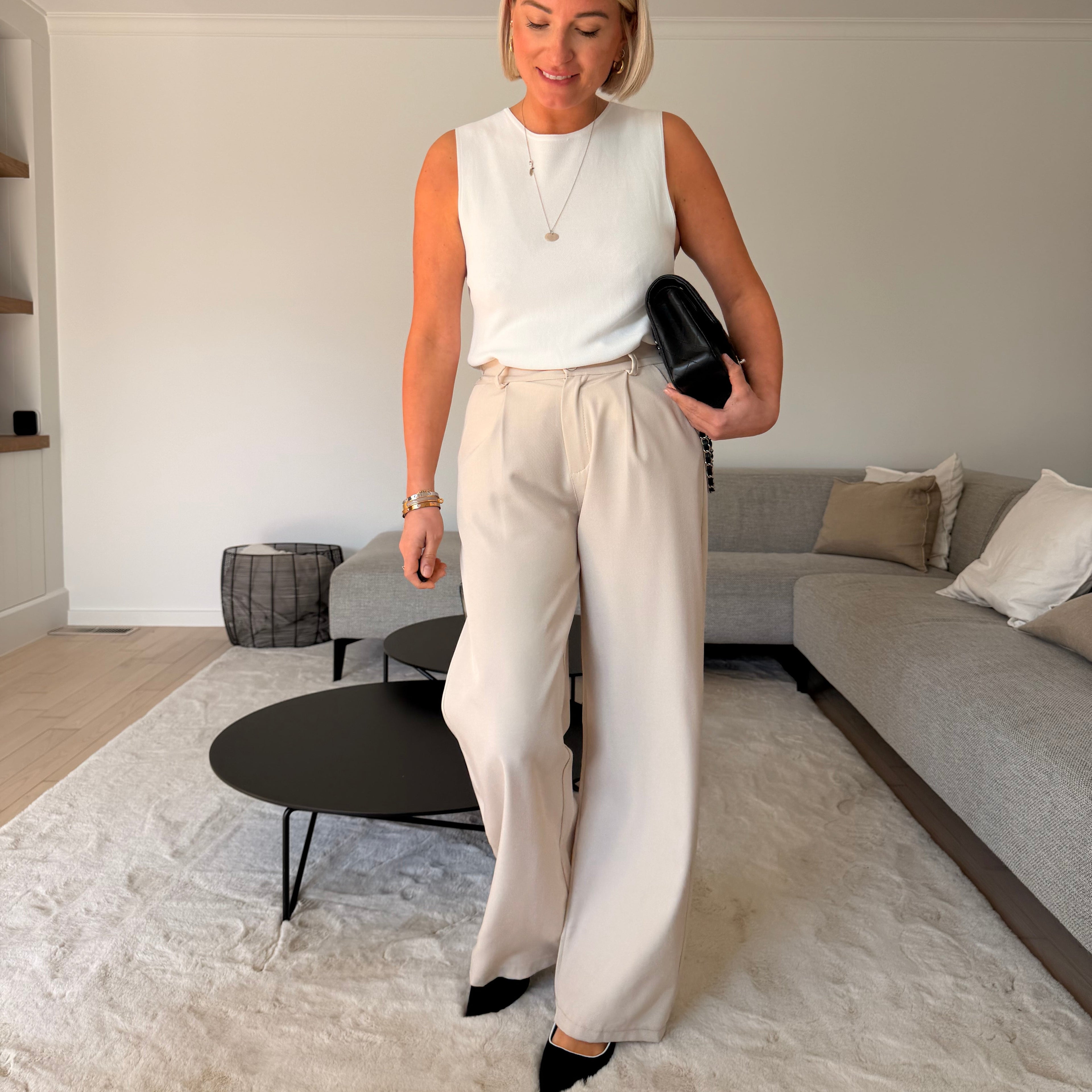 Pantalon tailleur beige pour femme, coupe large et taille haute. Élégant, lumineux et parfait pour un look chic.