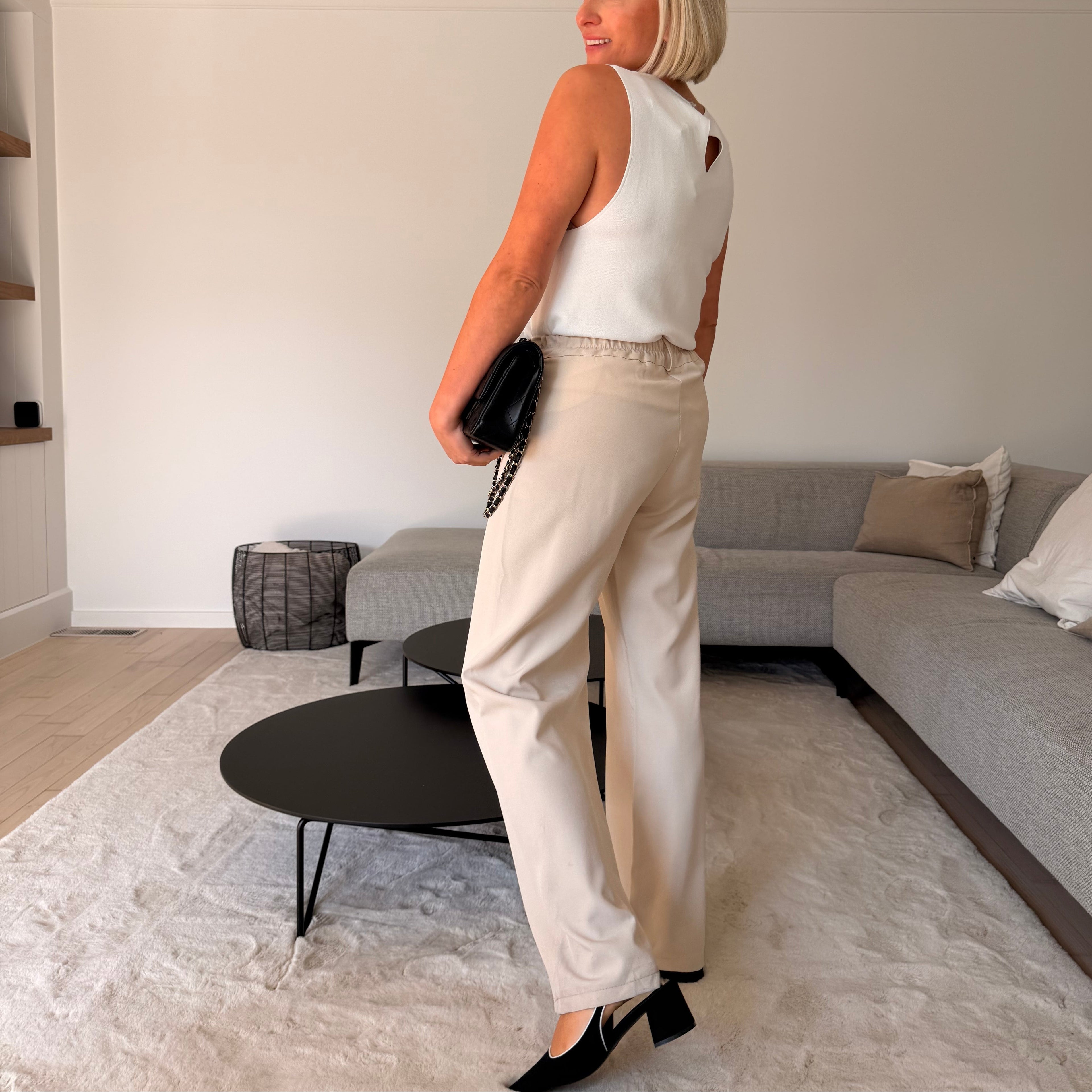 Pantalon tailleur beige pour femme, coupe large et taille haute. Élégant, lumineux et parfait pour un look chic.
