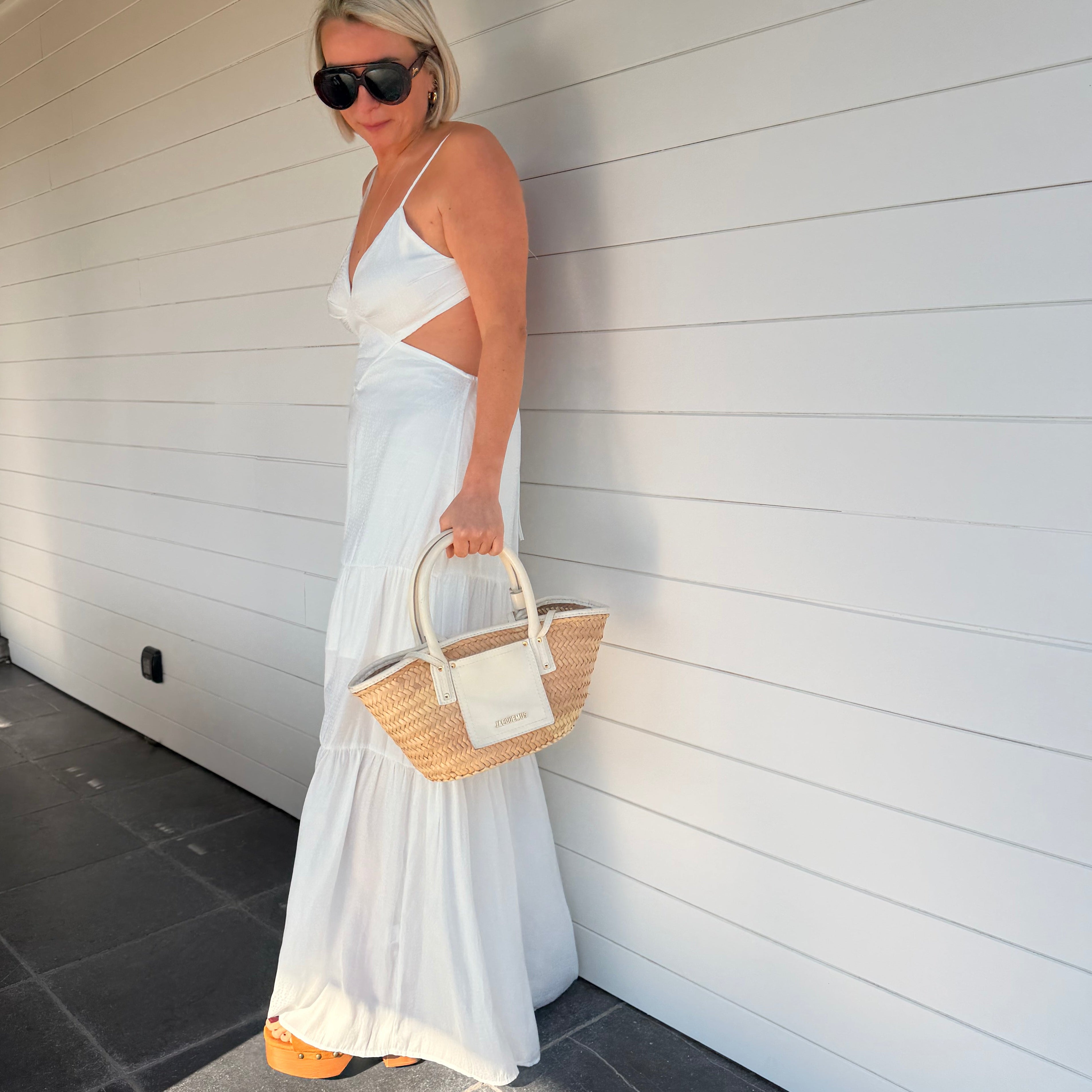Robe longue blanche dos nu fluide portée avec panier en paille – look été chic femme