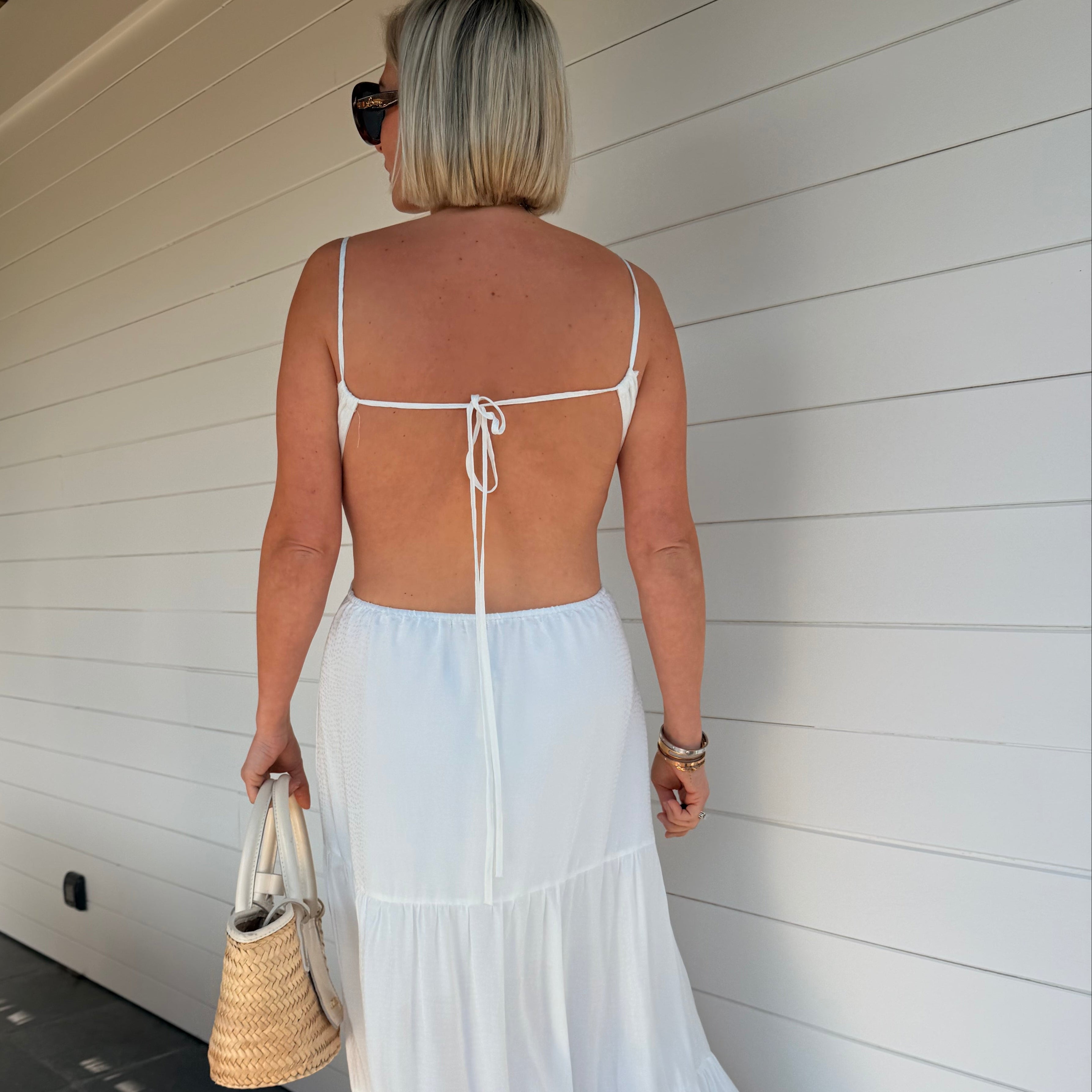 Robe longue blanche dos nu fluide portée avec panier en paille – look été chic femme