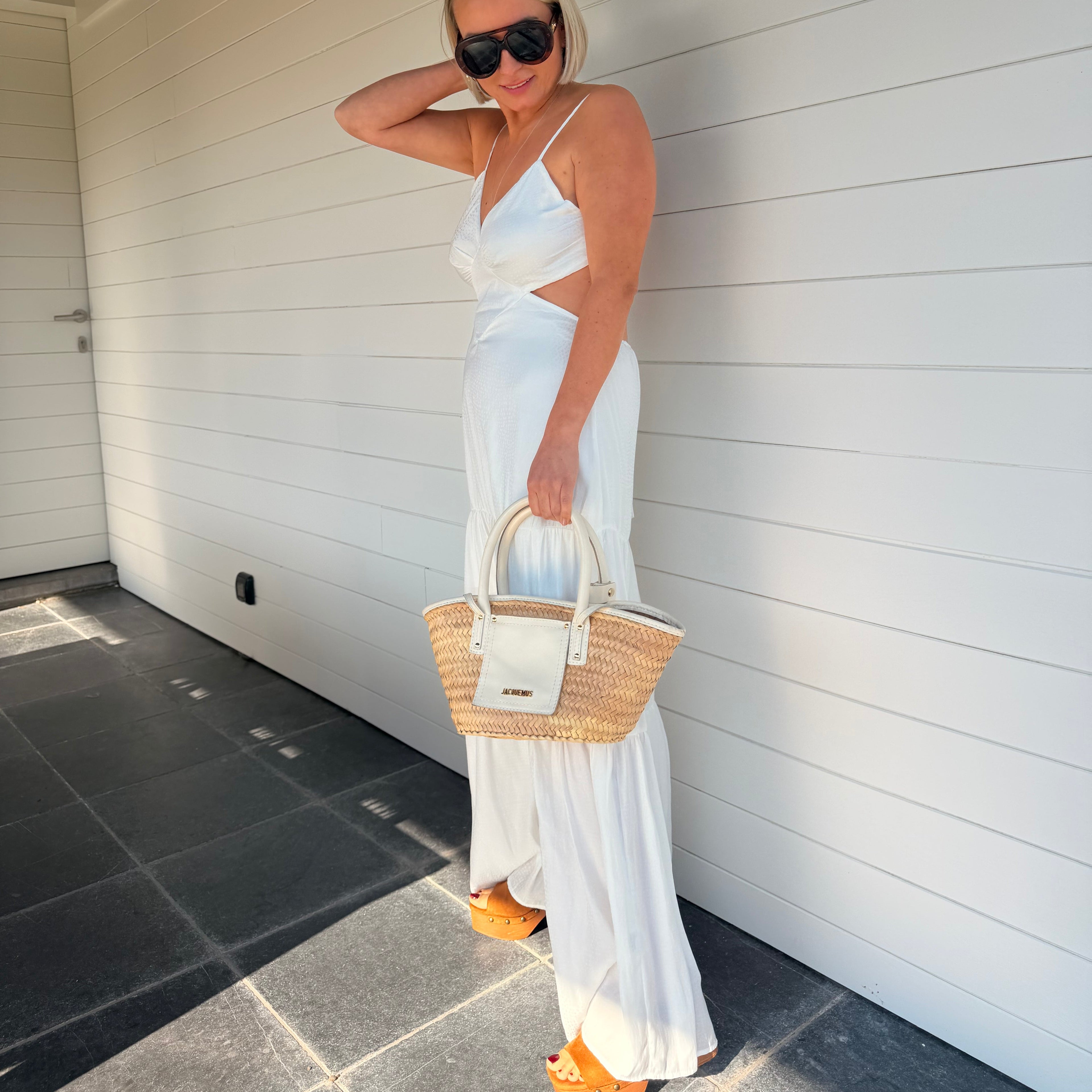 Robe longue blanche dos nu fluide portée avec panier en paille – look été chic femme