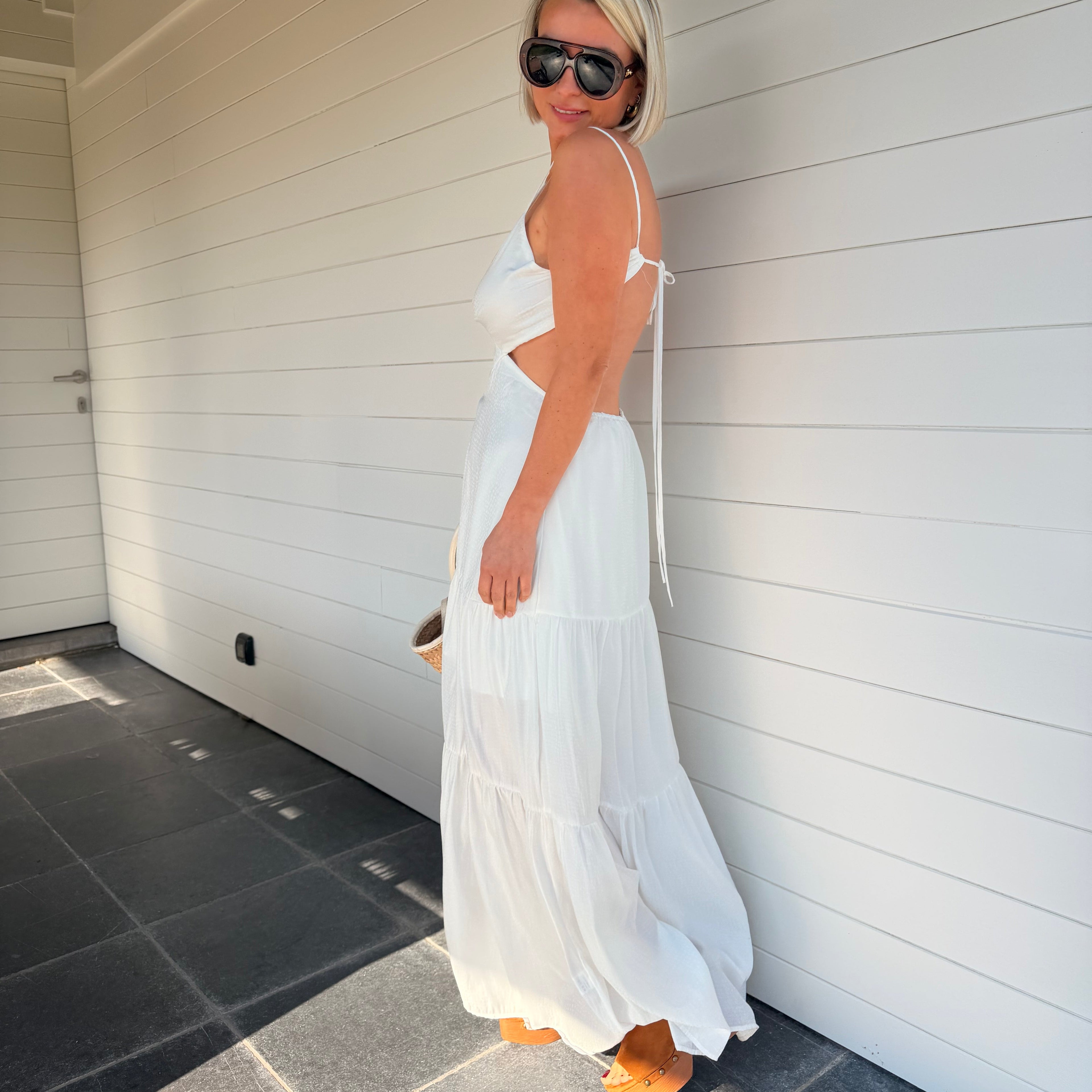Robe longue blanche dos nu fluide portée avec panier en paille – look été chic femme