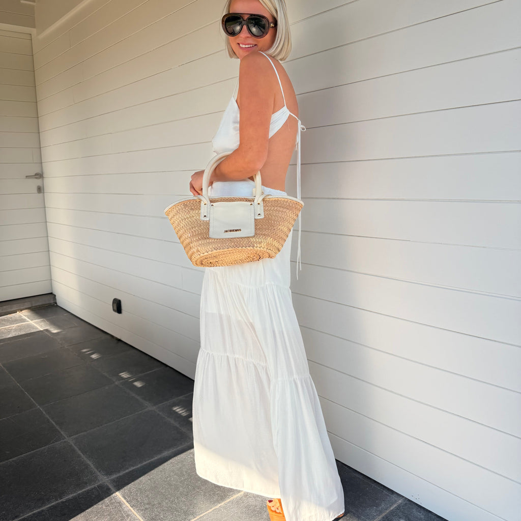 Robe longue blanche dos nu fluide portée avec panier en paille – look été chic femme