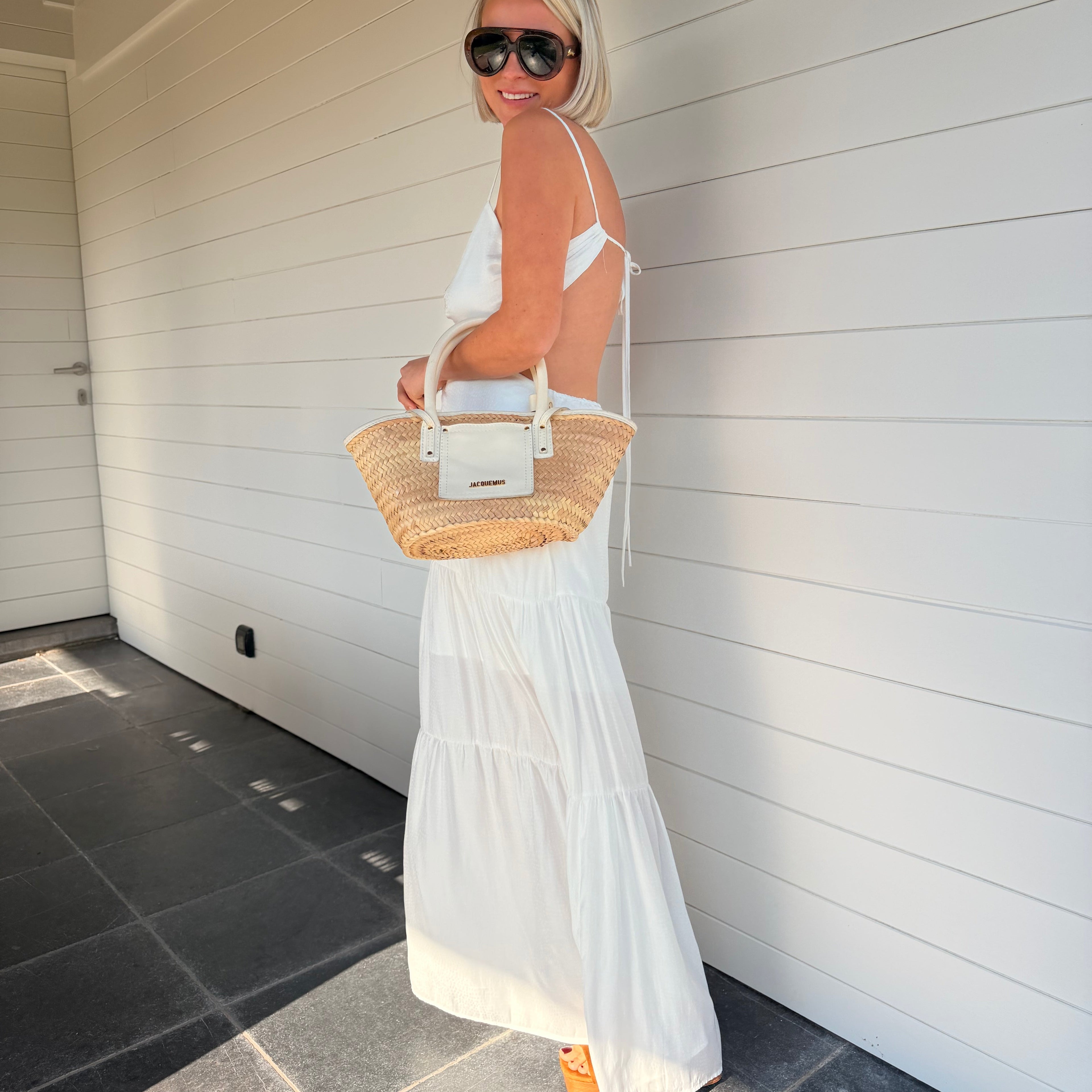 Robe longue blanche dos nu fluide portée avec panier en paille – look été chic femme