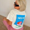 t-shirt femme blanc imprimé
t-shirt miami femme
t-shirt été femme tendance
t-shirt dos imprimé femme
t-shirt casual chic femme
t-shirt coton femme
look été femme 2026
t-shirt style ibiza miami