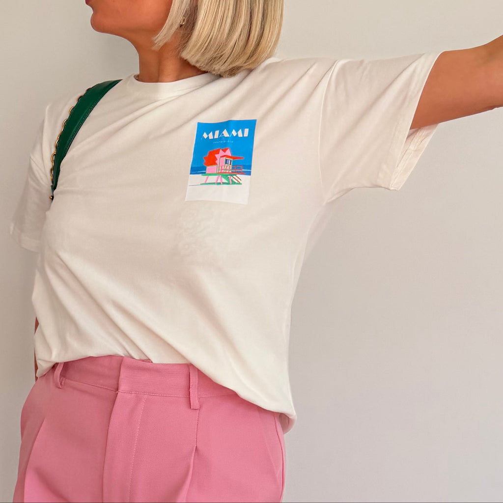 t-shirt femme blanc imprimé
t-shirt miami femme
t-shirt été femme tendance
t-shirt dos imprimé femme
t-shirt casual chic femme
t-shirt coton femme
look été femme 2026
t-shirt style ibiza miami