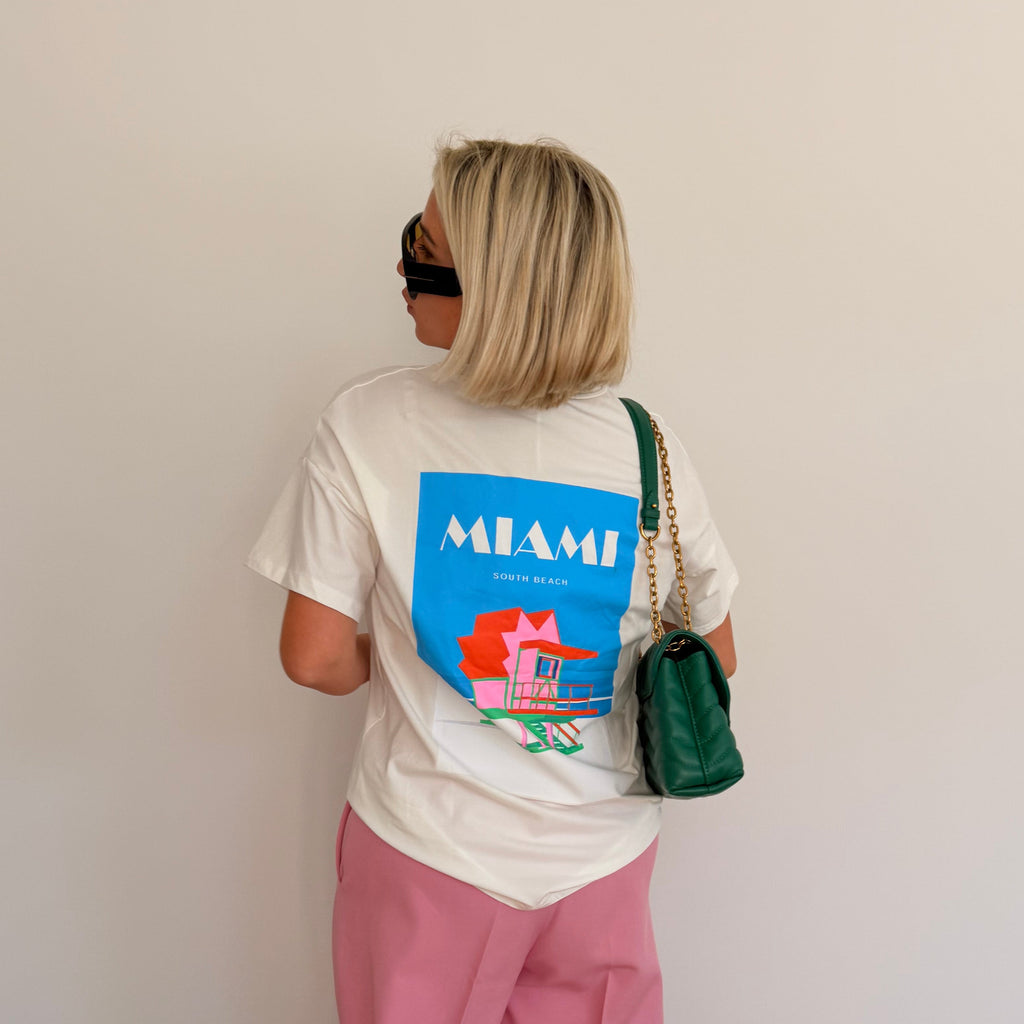 t-shirt femme blanc imprimé
t-shirt miami femme
t-shirt été femme tendance
t-shirt dos imprimé femme
t-shirt casual chic femme
t-shirt coton femme
look été femme 2026
t-shirt style ibiza miami