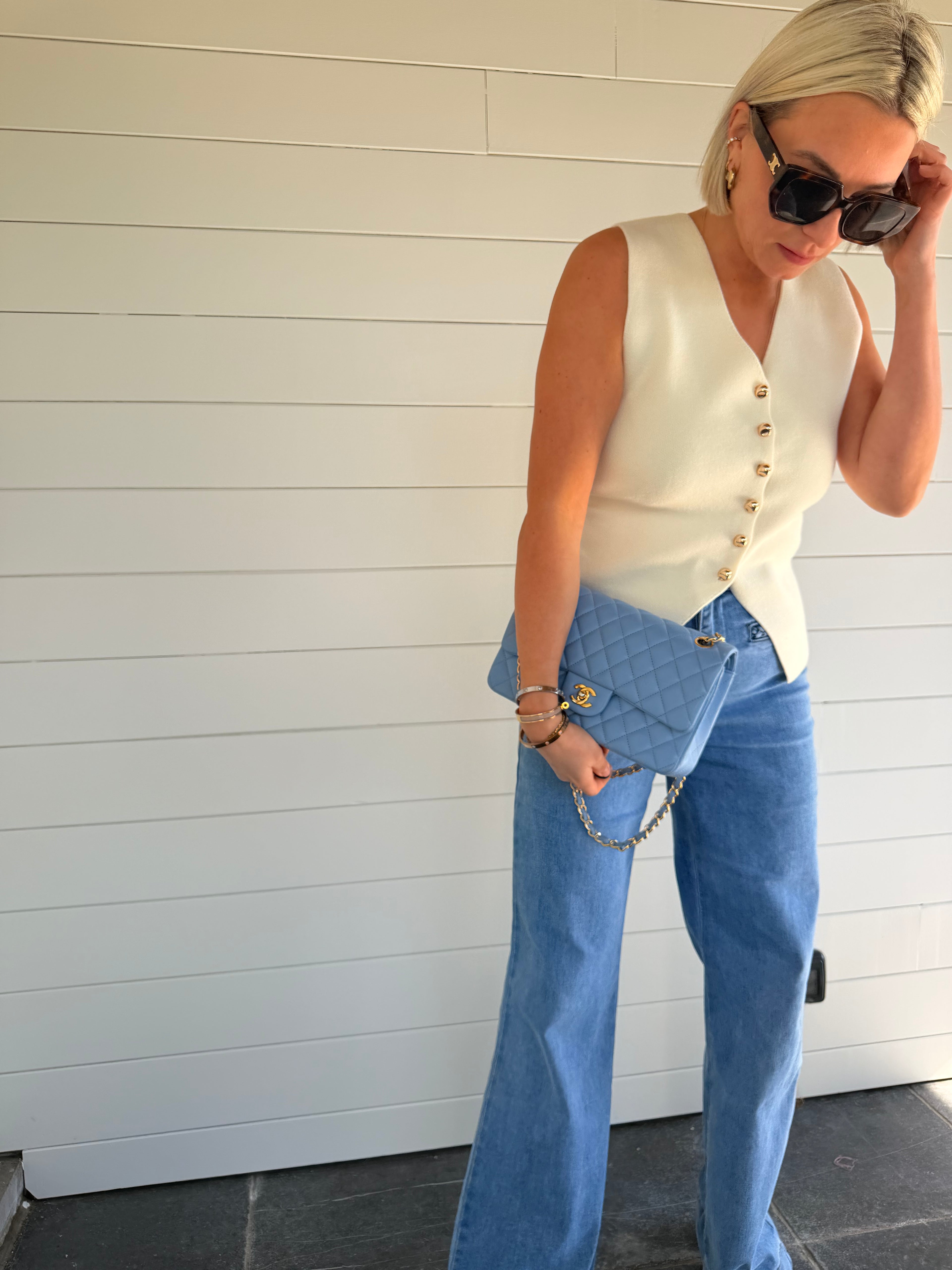 top écru femme
top sans manches chic
top boutons dorés
top élégant femme
top col v femme
top minimaliste chic
look casual chic femme
top été femme