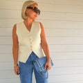 top écru femme
top sans manches chic
top boutons dorés
top élégant femme
top col v femme
top minimaliste chic
look casual chic femme
top été femme