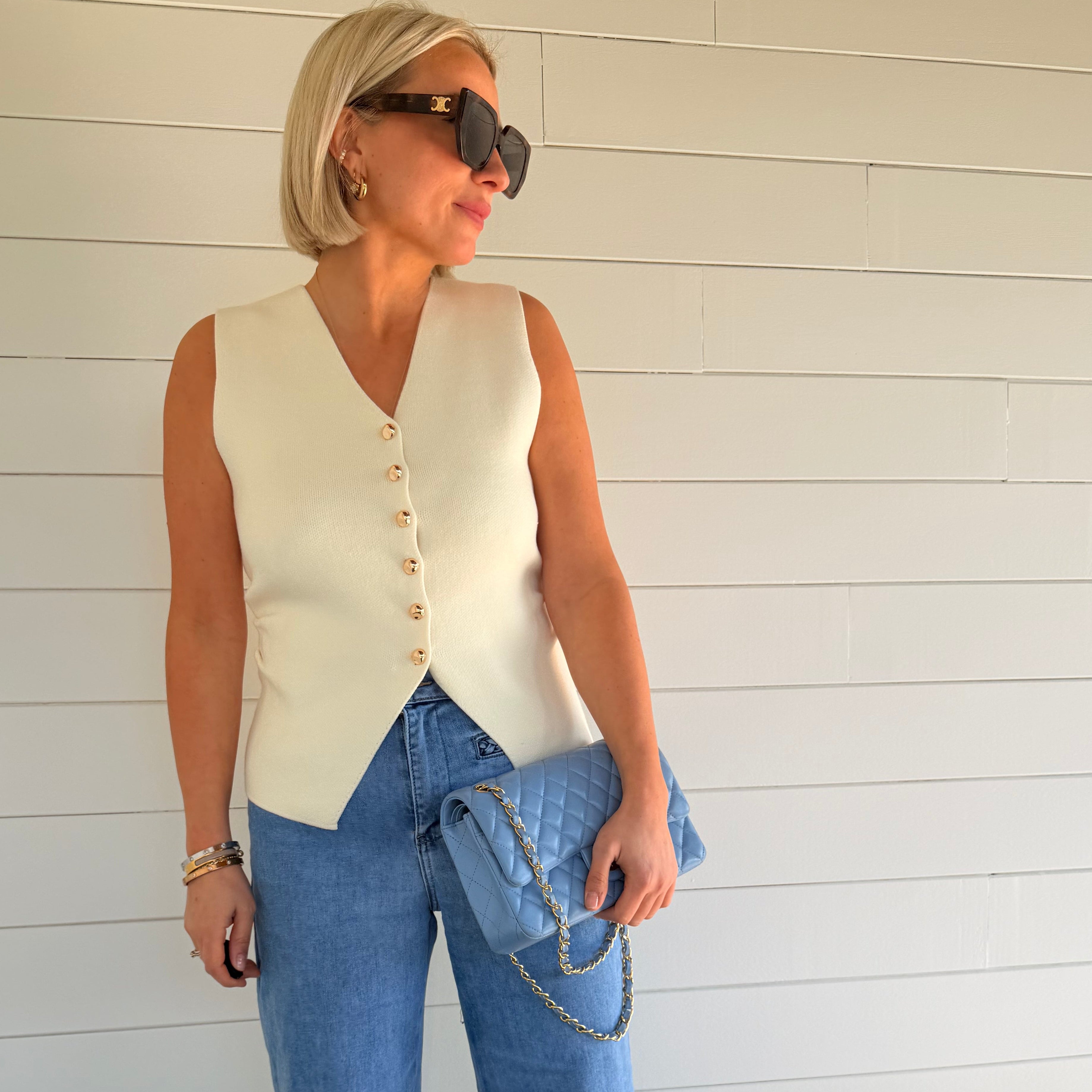 top écru femme
top sans manches chic
top boutons dorés
top élégant femme
top col v femme
top minimaliste chic
look casual chic femme
top été femme