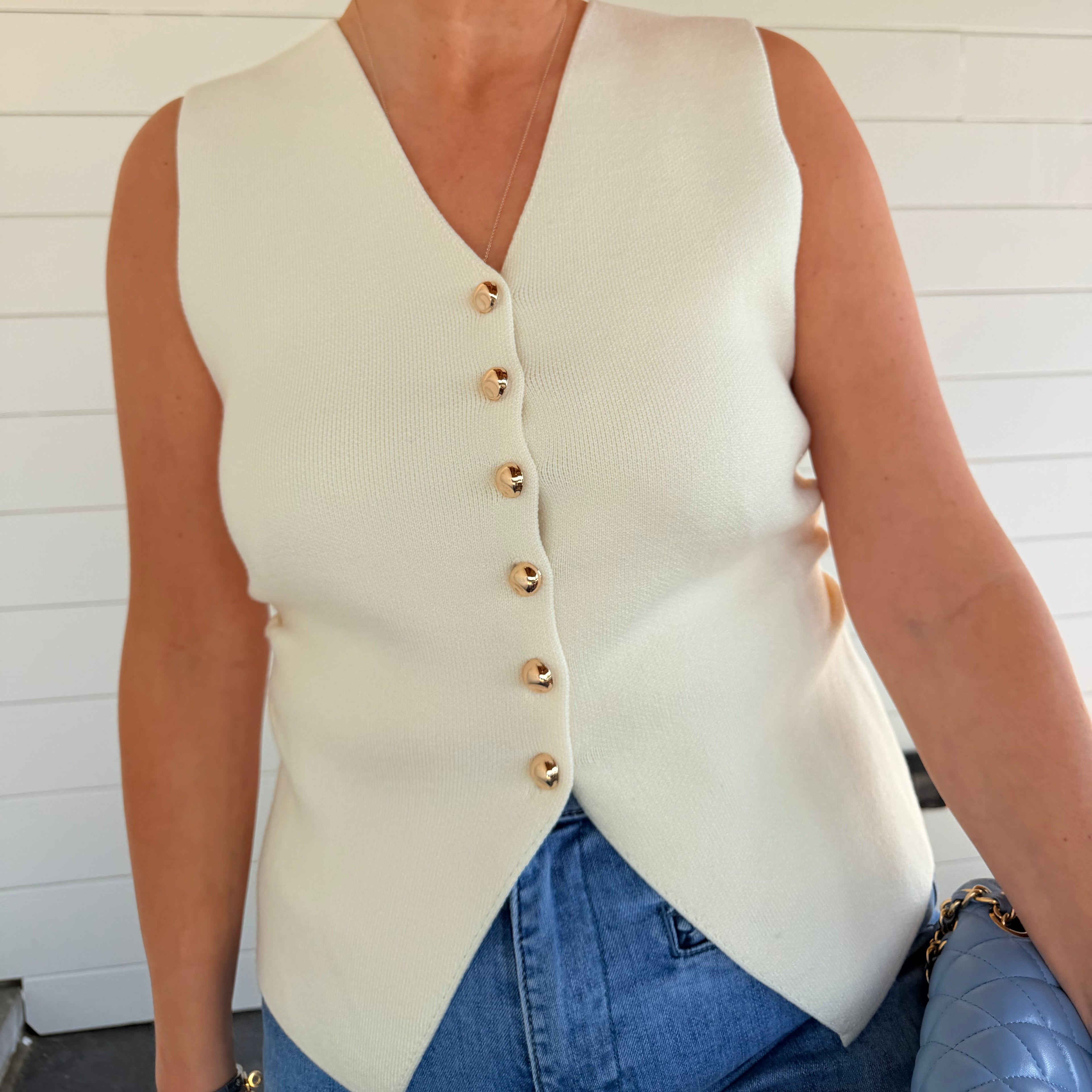 top écru femme
top sans manches chic
top boutons dorés
top élégant femme
top col v femme
top minimaliste chic
look casual chic femme
top été femme