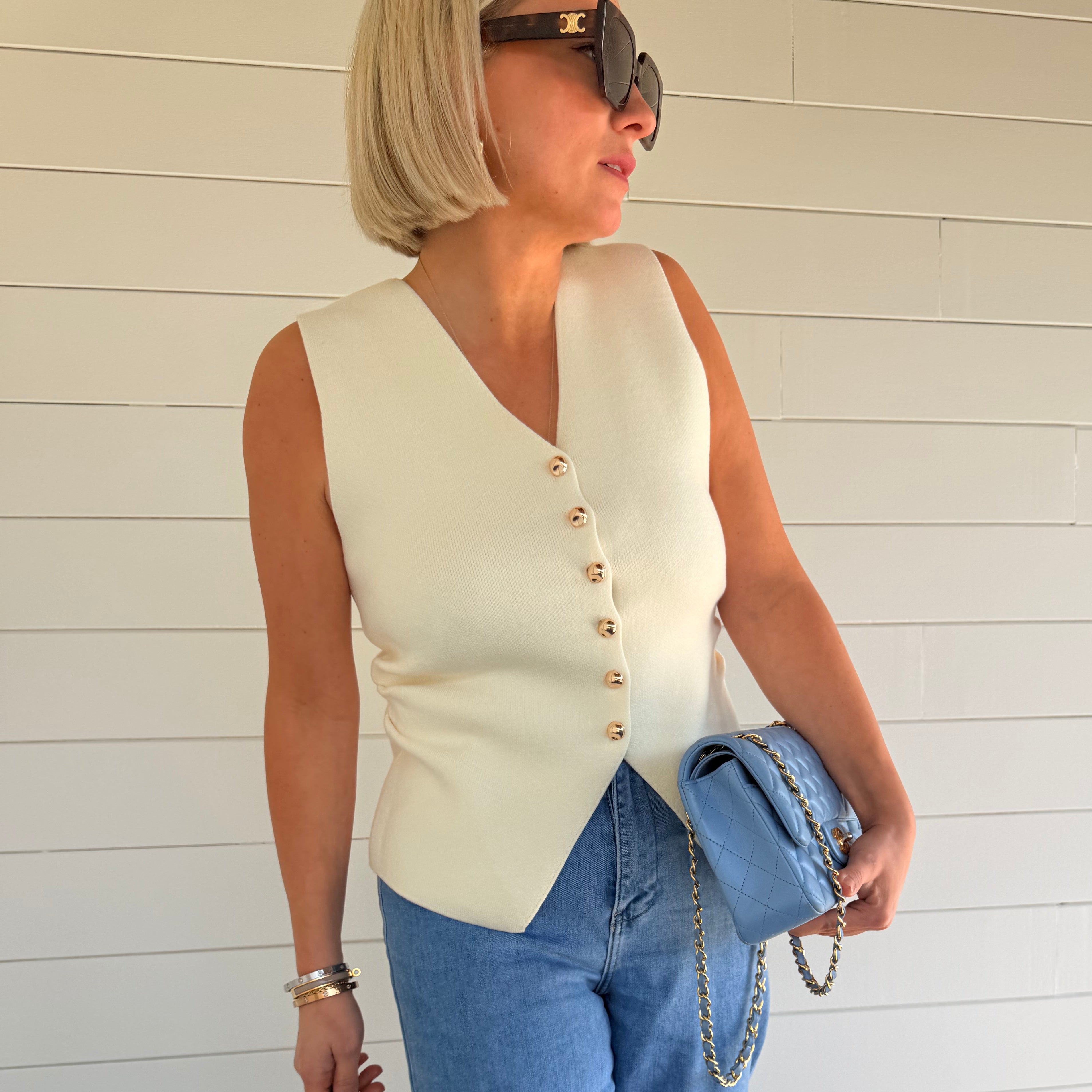 top écru femme
top sans manches chic
top boutons dorés
top élégant femme
top col v femme
top minimaliste chic
look casual chic femme
top été femme