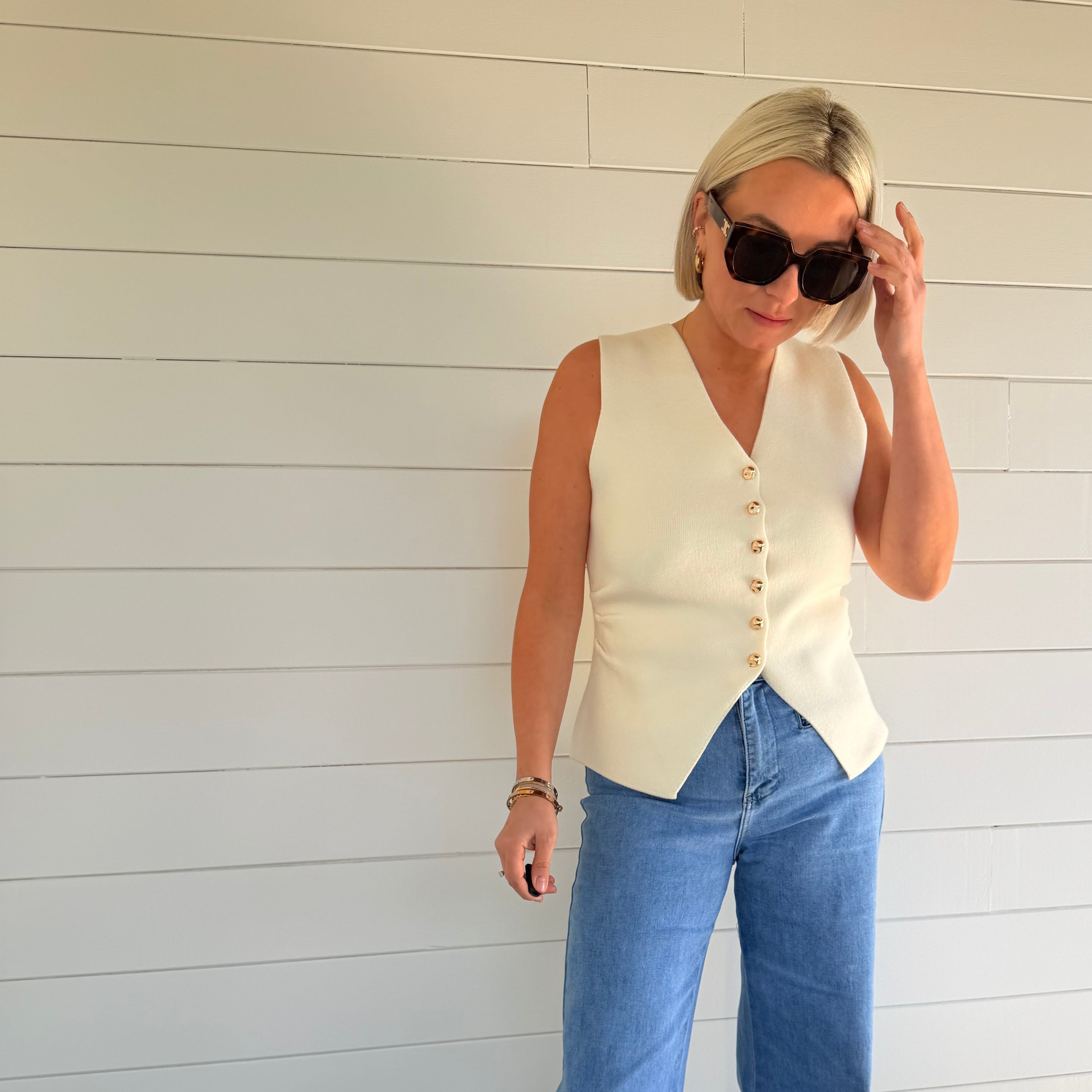 top écru femme
top sans manches chic
top boutons dorés
top élégant femme
top col v femme
top minimaliste chic
look casual chic femme
top été femme