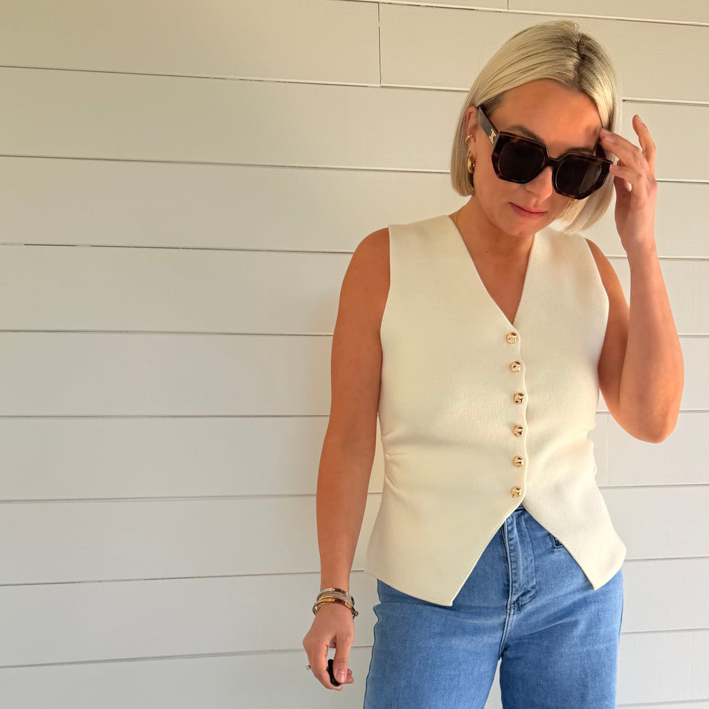 top écru femme
top sans manches chic
top boutons dorés
top élégant femme
top col v femme
top minimaliste chic
look casual chic femme
top été femme