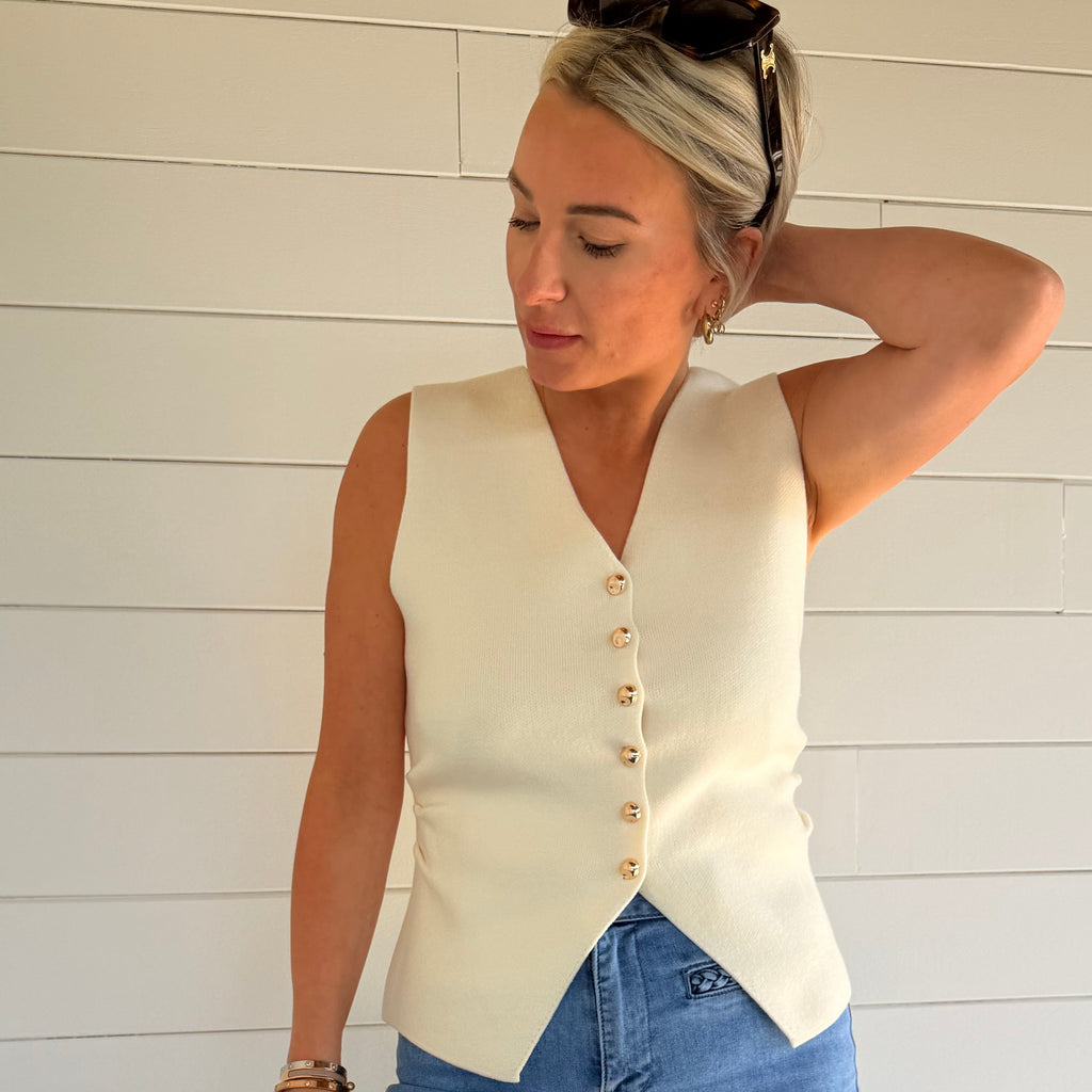 top écru femme
top sans manches chic
top boutons dorés
top élégant femme
top col v femme
top minimaliste chic
look casual chic femme
top été femme